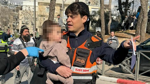 Трагедия в Иерусалиме когда ясли не безопасны И немножко новостей из мира В Иерусалиме разразилась настоящая трагедия 55 младенцев из частного детского сада ясельного типа были госпитализированы с проблемами дыхания Два четырехмесячных ребенка находятся в критическом состоянии им проводится реанимация Как стало известно трое младенцев уже скончались Как сообщает издание Ynet возможно трагедия произошла из за воздействия опасного вещества выделившегося из обогревательного устройства Детский сад по предварительным данным работал без лицензии что вызывает серьезные вопросы о контроле за частными образовательными учреждениями Министерство образования Израиля подтвердило что инцидент находится на проверке и что учреждение не соответствовало требованиям закона Фото издания Ynet