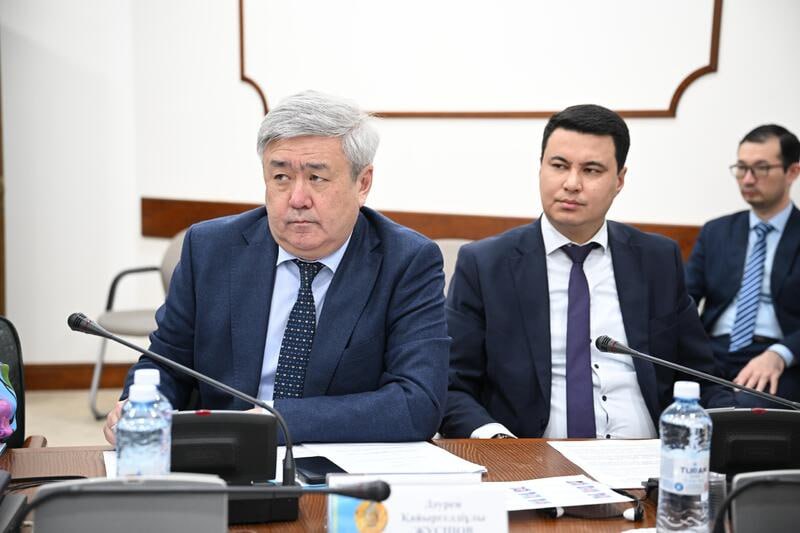 Казахстан и ОАЭ планируют запустить крупнейший проект в сфере «зелёной» энергетики В Сенате Парламента республики обсудили законопроект о ратификации соглашения на строительство ветроэлектростанции мощностью 1 гигаватт и системы накопления энергии на 300 мегаватт в Жамбылской области. ℹ Проект предусматривает привлечение прямых инвестиций на сумму $1,4 млрд. В рамках обсуждений, вице-министр энергетики Сунгат Есимханов сообщил, что проект осуществляется в партнёрстве с международной арабской компанией Masdar и станет одним из самых масштабных в своём сегменте в стране. Предполагается, что мощность электростанции составит до 3,4 млрд киловатт-часов в год, что позволит уменьшить выбросы углекислого газа на 2 млн тонн, а система накопления энергии мощностью 300 мгвтт будет поддерживать стабильное энергоснабжение в час пик. Казахстанские специалисты получат доступ к передовым технологиям и возможностям повышения квалификации. Количество рабочих мест будет достигать до 100 человек. Сообщается, что проект станет важным шагом к достижению логистических целей Казахстана. В рамках проекта возведут 425 км ЛЭП, что, в свою очередь, укрепит энергетическую связь между севером и югом страны. ℹ Ранее в рамках своего визита в Абу-Даби, Касым-Жомарт Токаев провел встречу, с главным исполнительным директором компании Masdar Мухаммедом Аль-Рамахи, в ходе которой стороны обсудили строительство будущей ветроэлектростанции. #Казахстан #ОАЭ