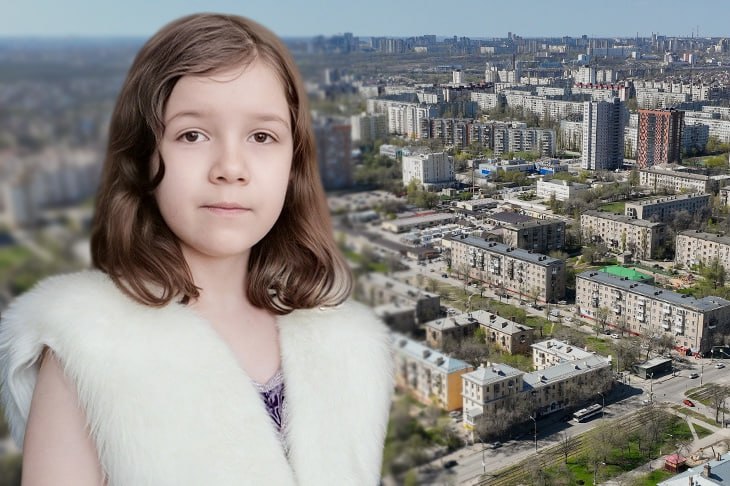 В Краснооктябрьском районе Волгограда третьи сутки пытаются найти загадочно исчезнувшую 13 летнюю школьницу Кристину Савинову Девочка 1 сентября ожидала подругу во дворе многоквартирного дома по адресу пр Металлургов д 54 однако бесследно исчезла Мы проживаем по адресу пр Металлургов д 50 1 сентября дочка пришла домой после классного часа в школе вместе с подругой и попросила разрешения погулять во дворе Я отпустил их Кристина переоделась и они вместе с подругой пошли к ней домой чтобы и та сменила школьную одежду Дочка осталась ждать во дворе но когда подруга вышла её уже там не было рассказал журналистам отец школьницы Сергей Савинов На момент пропажи школьница была одета в белую футболку с рисунком человека в чёрных очках тёмно синюю юбку ниже колена с белой полоской внизу чёрно белые кеды Отметим граждане владеющие какой либо иной информацией о её нахождении могут связаться с родителями по телефону 89954246205 или же обратиться в полицию по номеру 102