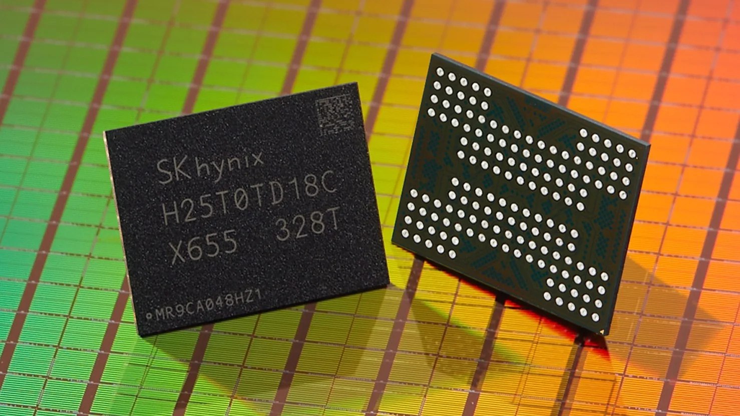 Быстрая QLC NAND от Hynix SK Hynix первой в мире начала производство 321 слойной памяти QLC NAND что позволяет достичь емкости в 2 ТБ на один чип Для такого увеличения плотности ячеек инженеры подняли число независимых плоскостей в чипе с четырех до шести В итоге такая память на 56 быстрее текущих QLC NAND решений по записи на 18 по чтению и на 23 по энергоэффективности 321 слойный NAND попадет в SSD и флеш память для смартфонов первые накопители выйдут в начале 2026 года Мой Компьютер