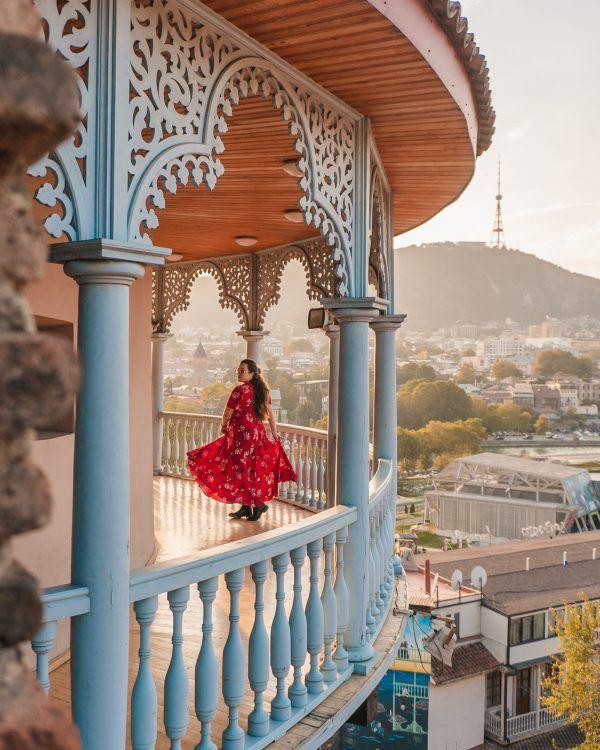 В Грузии вырастут доходы от туризма Аналитики инвестиционной компании Galt Taggart прогнозируют дальнейший рост туристических доходов Грузии По их оценке в 2026 году поступления от туризма могут достичь 5 млрд это станет рекордным показателем для страны В 2025 году доходы от международного туризма составили около 4 7 млрд Самыми активными по объёму расходов оказались туристы из России их траты достигли 697 3 млн Tbilisi Long Stay в Телеграм Инстаграм ТикТок