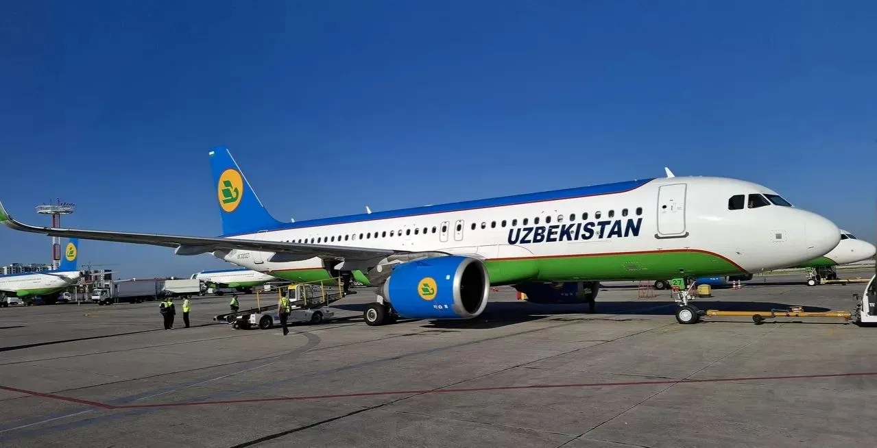 Uzbekistan Airways возобновляет авиасообщение с Израилем и открывает новые маршруты Национальный авиаперевозчик Uzbekistan Airways восстановил регулярное прямое сообщение между Узбекистаном и Израилем По информации дипломатического представительства республики в Тель Авиве рейсы по маршруту Ташкент Тель Авив теперь выполняются трижды в неделю по понедельникам вторникам и четвергам Помимо возобновления привычного графика авиакомпания расширяет географию полетов С 3 мая 2026 года запланирован запуск нового рейса Ташкент Самарканд Тель Авив Перелёты по данному направлению будут осуществляться еженедельно по воскресеньям Кратковременный перерыв в авиасообщении в конце марта текущего года был обусловлен обострением ситуации на Ближнем Востоке На сегодняшний день компания располагающая флотом из 47 воздушных судов возвращается к выполнению полётов в данном регионе в полном объёме Подпишитесь на AsiaToday