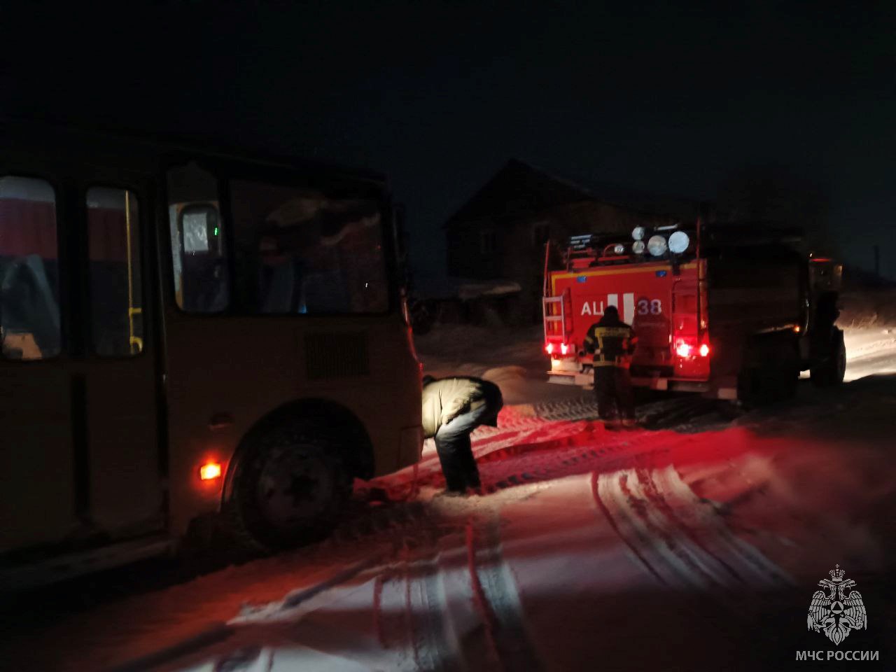 Пожарный буксир   +   Школьный автобус вместе с юными пассажирами застрял в глубоком снегу в Заринском районе Алтайского края по пути со ст. Батунная до с. Комарское. Сообщение в службу спасения поступило сегодня рано утром.   Для оказания помощи на место происшествия выезжал пожарный расчёт 38 пожарно-спасательной части 5 отряда ГУ МЧС России по Алтайскому краю. Операция по вызволению школьников из снежного плены выполнена успешно.   Призываем водителей следить за обстановкой на зимних дорогах, за сообщениями о непогоде