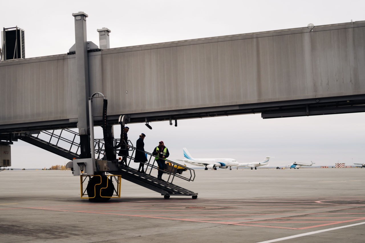 Доступный перелет власти выделят субсидии на авиарейсы до Челябинска и Магнитогорска Челябинская область продолжит софинансировать авиаперелеты в 2026 году В опубликованном Росавиацией списке субсидированных направлений значатся сразу 7 рейсов в воздушные гавани Челябинска и Магнитогорска еще 4 из них Среди значимых для пассажиров рейсов полеты в курортные Сочи и Минеральные Воды которые будут выполняться дважды в неделю Сохранятся субсидированные рейсы из Красноярска Новосибирска и Нижнего Новгорода В список также попали Казань Сургут Калининград и Ханты Мансийск Всего же в общем перечне Росавиации на данный момент числятся больше 300 авиамаршрутов Власти других регионов также возьмут на себя часть затрат от 5 до 95 Такая мера поддержки призвана стимулировать авиакомпании сохранять регулярное сообщение между городами страны   Подписаться на chelkp Мы в MAX