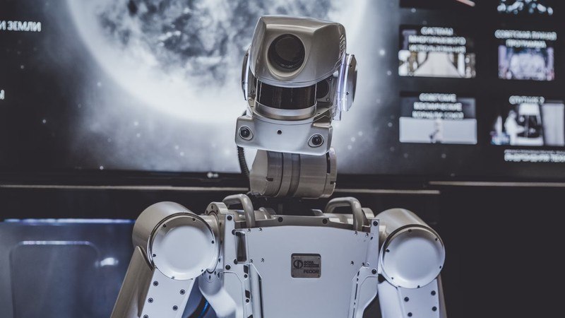 OpenAI планирует расширение в область гуманоидной робототехники Компания OpenAI формирует новую команду разработчиков систем робототехники включая гуманоидные роботы в рамках стратегии продвижения к универсальному искусственному интеллекту AGI Это связано с необходимостью проверки интеллектов в реальном мире что требует комплексного управления телом и взаимодействия с окружающей средой Среди недавних поступлений в OpenAI Чен Шу Ли из Стэнфорда который работал над проектами в данной области Сейчас компания активно ищет специалистов по физическому взаимодействию телеоперации и симуляции что указывает на намерение масштабировать производство роботов С начала 2024 года стартапы в сфере гуманоидной робототехники привлекли более 5 млрд инвестиций По прогнозам Morgan Stanley к 2050 году индустрия может достичь оценки в 5 триллионов долларов Читать подробнее на Wired Источник изображения Arseny Togulev Unsplash Unlim AI