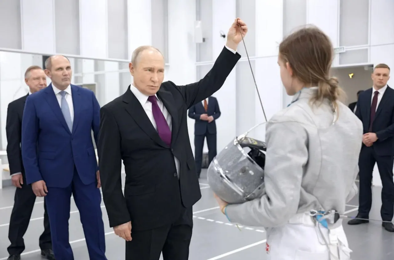 В зале где занимались юные фехтовальщики президент попробовал пальцем рапиру остра ли Похоже было что не очень 27 апреля Владимир Путин в Санкт Петербурге приехал в новую школу олимпийского резерва имени Анатолия Рахлина Специальный корреспондент Ъ Андрей Колесников рассказывает с какой историей про него будет жить теперь одна юная гимнастка Пресс служба президента РФ Подписывайтесь на Ъ в Telegram в MAX Оставляйте бусты