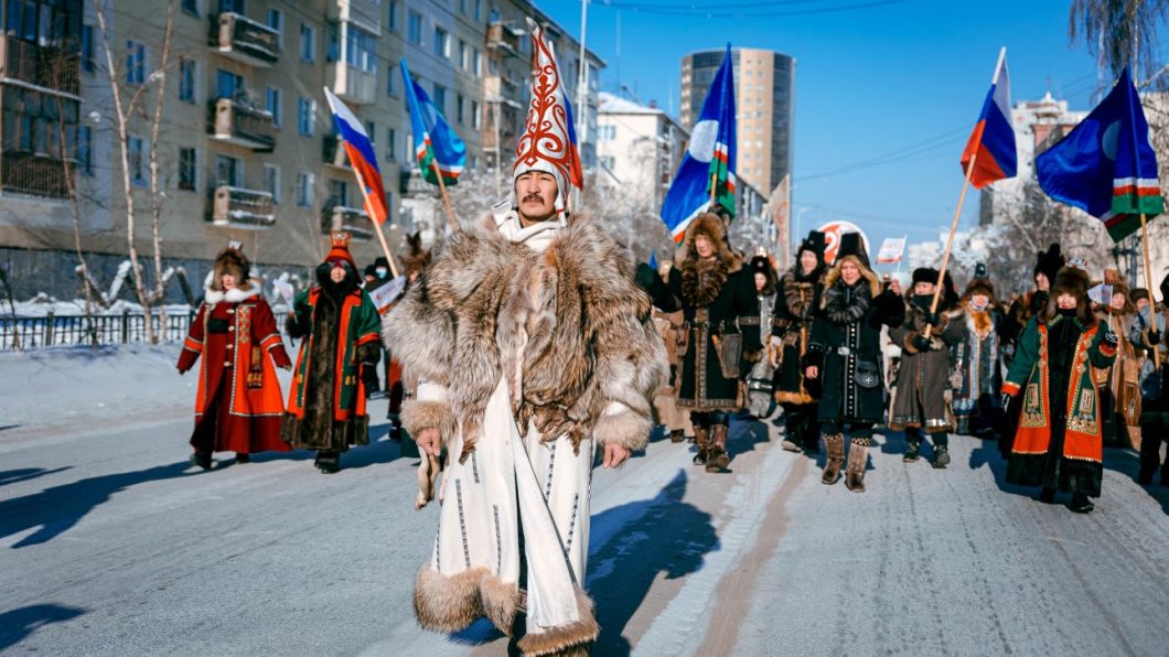 В Якутске 5 марта пройдет шествие в национальных костюмах   В среду 5 марта, в республике отмечается День народного мастера, который в этом году посвящен 80-й годовщине Победы в Великой Отечественной войне.   С 12:00 начнется традиционное шествие в национальных костюмах. От площади Орджоникидзе до площади Республики пройдут свыше 1000 народных мастеров и представителей общественности. Только в этот день вы увидите красочное разноцветье национальных костюмов народов Якутии от самых именитых мастеров.