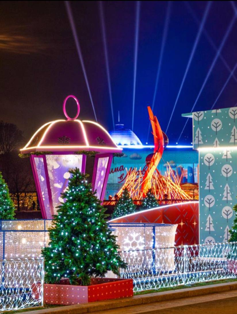 На Воробьевых горах открылась одна из главных праздничных локаций Дворец пионеров Там работают бесплатный каток лыжные трассы ярмарка и первый ресторан столичных колледжей где студенты готовят совместно со своими наставниками На территории каждый день будут показывать световое шоу