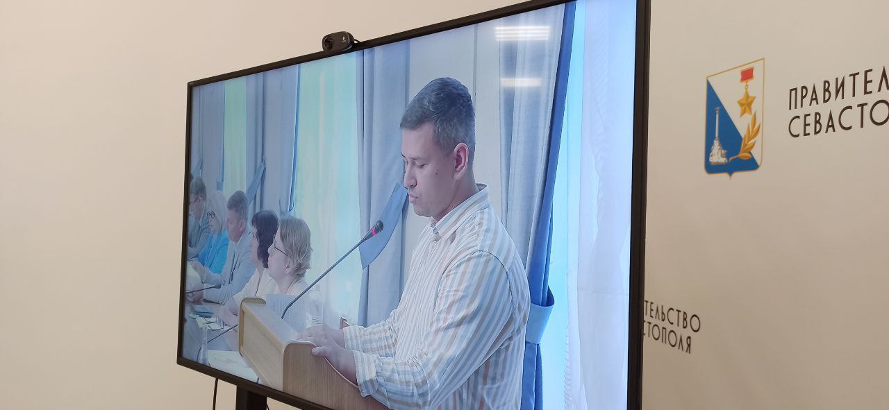 Градостроительный Совет в Севастополе одобрил новый проект реконструкции бывшего здания КБ "Черноморец" с прилегающей территорией. Нового корпуса гостиницы на ул. Воронина, который планировался ранее, не будет — вместо этого будет реконструировано здание гостиницы общества "Знание" на ул. Воронина, 10, не являющееся ОКН. Главная сенсация переработанного проекта, который представил губернатор Севастополя Михаил Развожаев — появление на проспекте Нахимова, на месте "Детского мира", двух реконструированных зданий довоенного Севастополя. Одно из них — утраченный Дом Кондакова, одно из самых красивых зданий в центре города. Проектировщики работали по "техзаданию города" и преобразовывали территорию с "подчеркиванием её исторической сущности", отметил Михаил Развожаев. "Детский мир" и гостиницу общества "Знание" будут выкупать. ForPost
