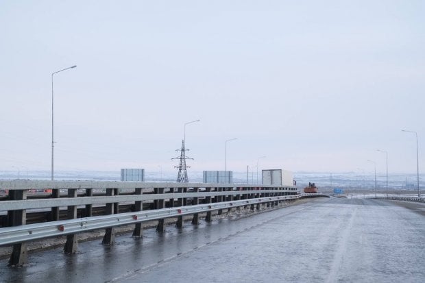 В Волгограде открыли новый путепровод на Третьей Продольной магистрали  Завершено строительство нового путепровода на Третьей Продольной магистрали, который был торжественно открыт с участием губернатора Волгоградской области и главы города.     Этот объект является частью международного транспортного коридора «Север – Юг» и обеспечивает связь между тремя федеральными автотрассами: Р-228 Сызрань – Саратов – Волгоград, А-260 Волгоград – Каменск-Шахтинский – граница с Украиной и Р-22 «Каспий».    События по-волгоградски  #по_волгоградски