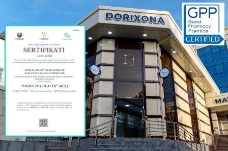 Министерство юстиции потребовало отменить документ о обязательном платеже для аптек Министерство юстиции признало незаконным ведомственный документ устанавливающий обязательный платёж за сертификат GPP и внесло в Фармацевтическое агентство представление об его отмене и отзыве исполнения Несмотря на то что приказ затрагивает права и интересы предпринимателей он не прошёл государственную регистрацию В Узбекистане может быть отменён документ предусматривающий обязательные платежи за сертификат GPP введённый для аптек Речь идёт о приказе директора Агентства по развитию фармацевтической отрасли от 8 мая 2024 года 35 Министерство при изучении приказа выявило наличие норм затрагивающих права свободы и законные интересы граждан субъектов предпринимательства Кроме того было установлено что данный документ не прошёл государственную регистрацию в Министерстве юстиции Согласно закону О нормативно правовых актах проекты таких актов должны проходить юридическую экспертизу в Министерстве юстиции а ведомственные нормативно правовые акты подлежат внесению в государственный реестр Приказ 35 имеющий обязательный характер относится к этой категории В связи с этим 13 октября первый заместитель министра юстиции Махмуд Истамов подписал документ в котором внесено представление в Фармацевтическое агентство об отмене приказа и его отзыве из исполнения Однако в документе не разъясняется какова будет судьба предпринимателей уже получивших сертификат GPP Неизвестно будут ли им возвращены уплаченные суммы Кроме того остаётся неясным какова будет дальнейшая ситуация в случае отмены приказа Напомним что высокая сумма обязательного платежа за сертификат GPP вызвала недовольство аптечных работников ТГ канал uzbekpharma