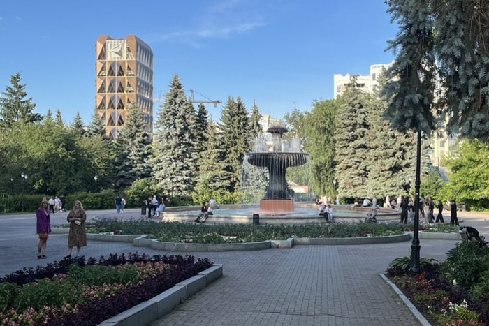 Прокуратура проверит платный вход в дендропарки Екатеринбурга  В Свердловской области прокуратура начала проверку по факту взимания платы за фотосъемку и экскурсии в дендропарках Екатеринбурга. Объявления о коммерческих услугах появились 11 июля в двух парках — на улицах Первомайской и 8 Марта.  Поводом для проверки стало обращение депутата Госдумы Андрея Альшевских. В прокуратуре региона подтвердили, что вопрос взят на контроль, а о результатах проверки сообщат в установленный срок.  Платные услуги в дендропарках стали доступны после масштабной реконструкции, которая пока не завершена. Однако нововведения вызвали недовольство среди горожан, особенно пенсионеров. Они опасаются, что это первый шаг к полной коммерциализации зеленых зон.  Спикер Екатеринбургской гордумы Анна Гурарий также подключилась к решению проблемы. Она направила запрос руководителю дендропарков Наталье Змеевой с требованием дать пояснения по ситуации.