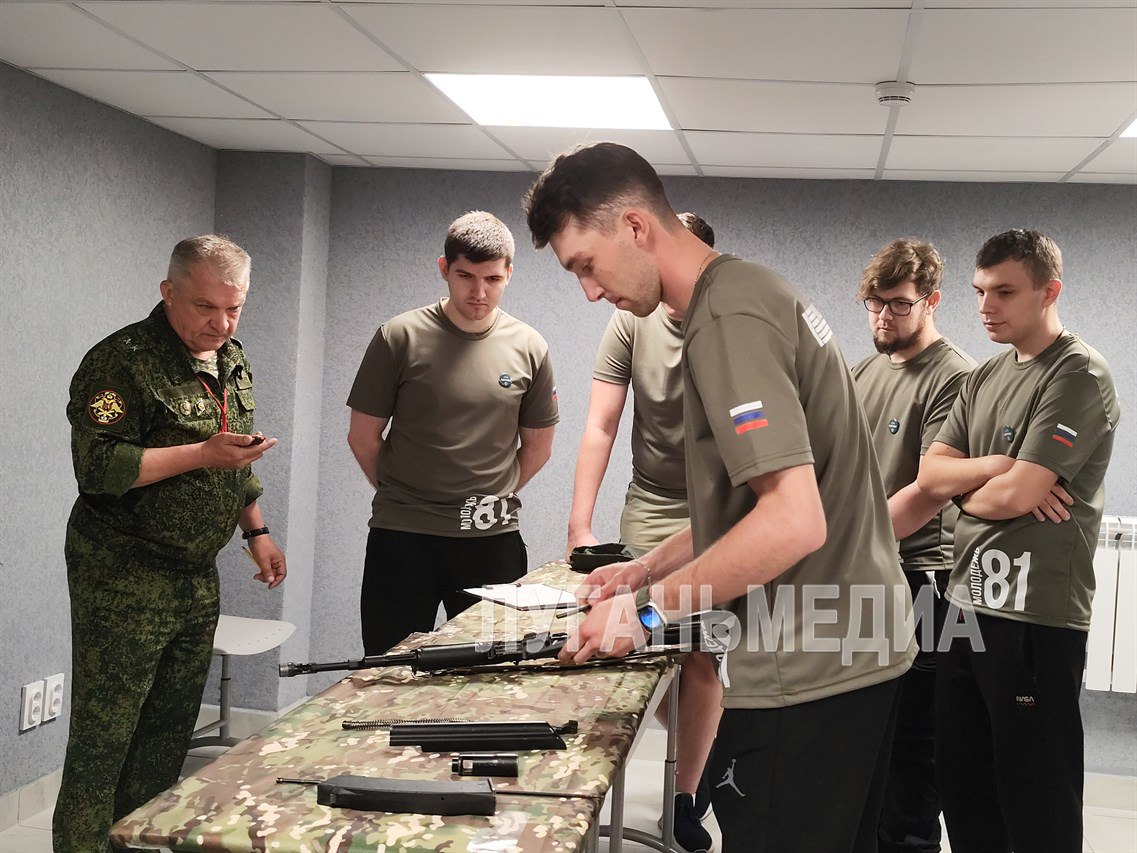 В ЛГУ им. В. Даля прошли соревнования в рамках курса начальной военной подготовки «Ворошиловский стрелок» Для участия в мероприятии в Луганский государственный университет имени Владимира Даля прибыли команды из основных образовательных учреждений высшего и среднего профессионального образования города Луганска. Соревнования проводились по следующим дисциплинам: стрельба из пневматического оружия; военно-прикладная эстафета; метание гранаты на дальность; сборка-разборка автомата АК-74. – В соревнованиях принимают участие не менее 13 команд от образовательных заведений, по 5 человек каждая. Кроме этого, прибыли желающие просто поучаствовать, вне конкурса. Им мы тоже не отказываем, это же интересно! Такое мероприятие проводится у нас впервые, и мы надеемся, что в дальнейшем оно будет проводиться ежегодно, расширяться и в последующем выйдет на федеральный уровень, – рассказал заместитель начальника военного учебного центра Луганского государственного университета имени Владимира Даля Дмитрий Яковлев. Участники соревнования также осмотрели образцы стрелкового оружия и тактической экипировки, ознакомились со средствами тактической медицины, разными видами беспилотных автоматизированных систем. Все представленные образцы беспилотных автоматизированных систем используются в зоне СВО. Вконтакте Одноклаcсники