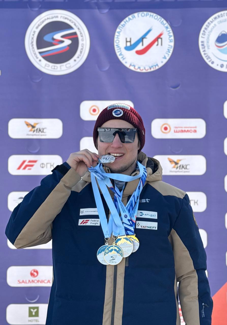 В праздничный день пришли отличные спортивные новости с Камчатки где сейчас проходит череда горнолыжных соревнований Дмитрий Чудный студент 2 курса направления Менеджмент спортивной индустрии член сборной России блестяще выступил на стартах показав результат наравне с сильнейшими спортсменами страны и участниками Олимпийских игр Дмитрий собрал внушительный комплект наград золото Кубка России в слаломе и Первенства России в альпийской комбинации серебро Кубка России в супер гиганте и Чемпионата России в альпийской комбинации а также бронзу Чемпионата России в параллельном слаломе Поздравляю Дмитрия с выдающимися результатами Гордимся и желаем новых побед Мой канал в MAX