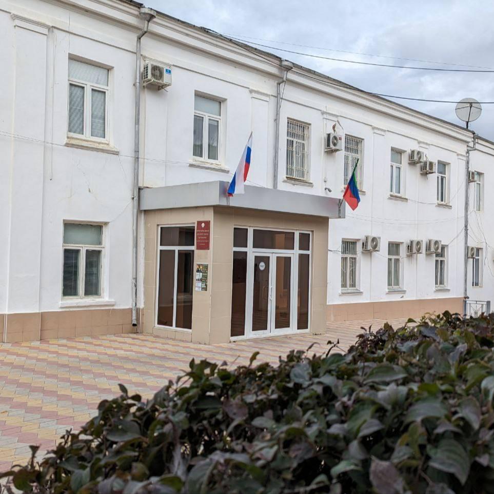 Обыски по делу о превышении должностных полномочий проходят в администрации Карабудахкентского района Дагестана. По данным Следкома, в 2023-2024 годах сотрудники отдали жителю села Манаскент участок земли. По документам — на 20 лет, а потом вообще передали в собственность. Мужчина поделил землю на 47 участков и распродал. Ущерб государству — больше 15 млн рублей.