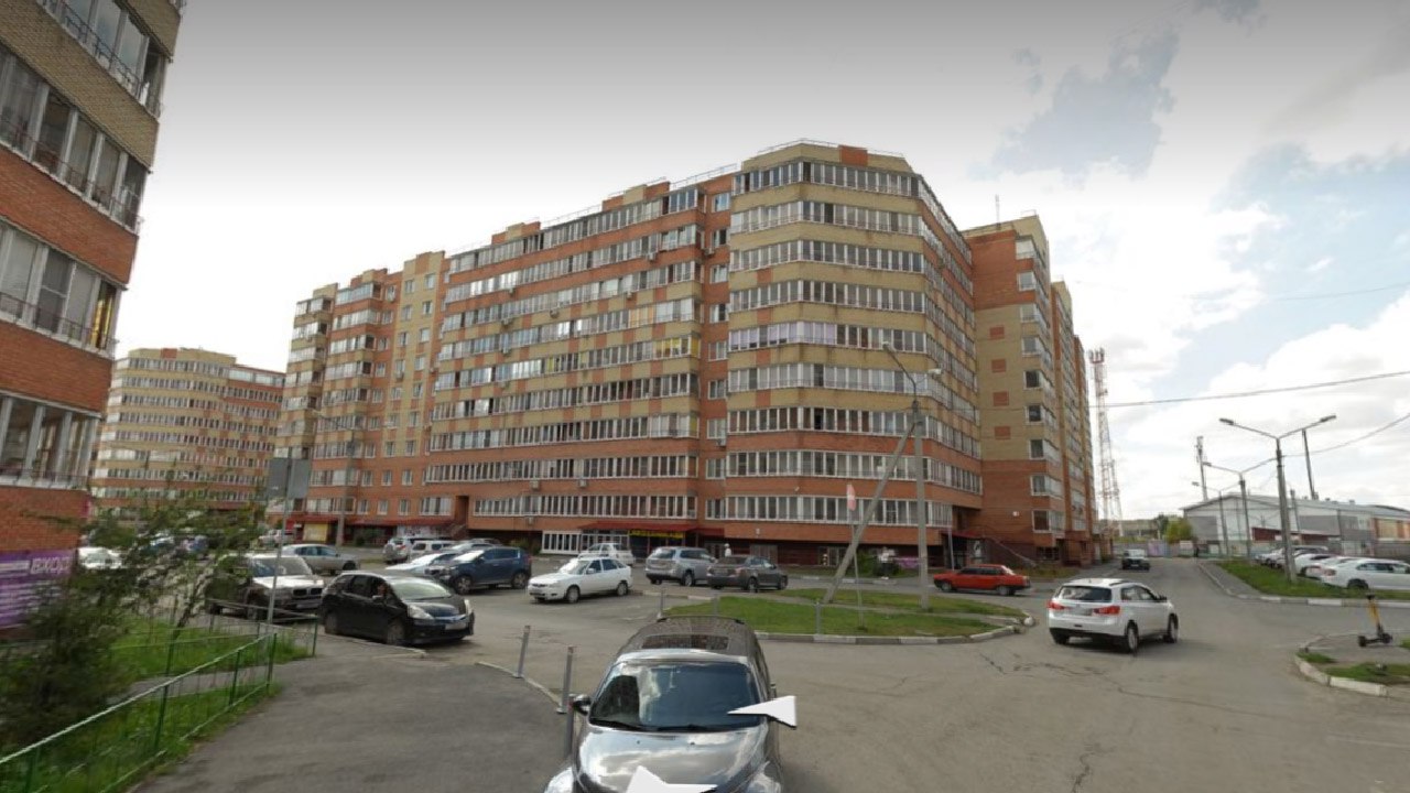 Под окнами омской многоэтажки нашли труп девушки  В Омске сотрудники силовых структур проводят проверку обстоятельств смерти молодой женщины. Труп был обнаружен возле дома № 23/1 по улице Пригородной в Советском округе.  Сообщается, что тело погибшей нашли прохожие, оказавшиеся на месте происшествия в пятницу, 1 августа, около 6:45 утра. Именно они сообщили о находке сотрудникам полиции.  Прибывшие на место происшествия сотрудники правоохранительных органов провели осмотр тела и опрос свидетелей. Никаких признаков насильственной смерти эксперты не обнаружили. Предварительная версия причины гибели девушки – падение из окна, сообщает «ТОП24» со ссылкой на собственный источник.    Личность погибшей была установлена в тот же день – ею оказалась жительница этого дома. Девушка проживала в квартире, расположенной на восьмом этаже здания, возле которого было найдено ее тело. Омский следком инициировал проверку по факту произошедшего несчастного случая.
