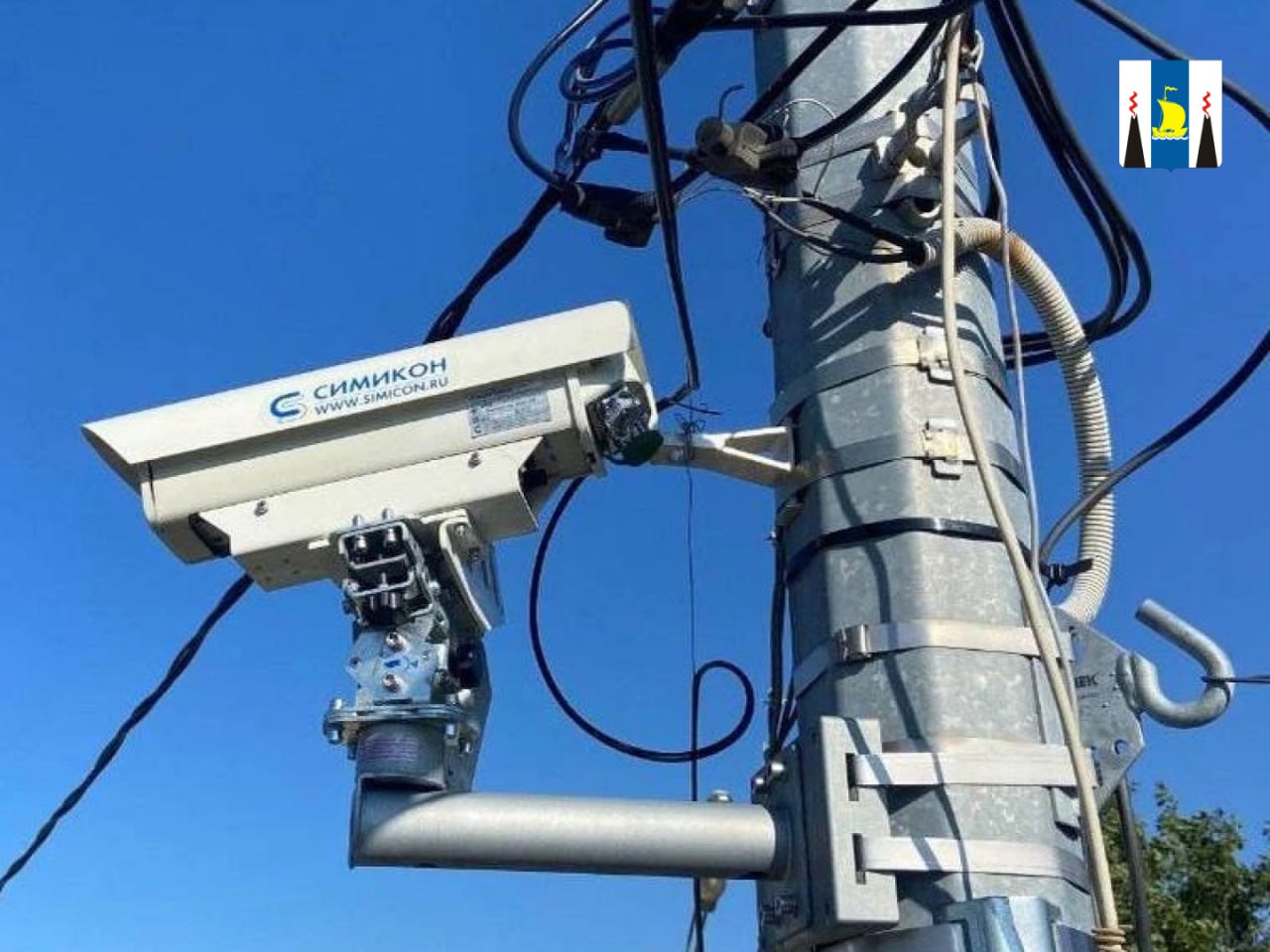 В Троицком возле детского сада Радуга на пешеходном переходе появится камера для фиксации нарушений ПДД Комплекс фотовидеофиксации нарушений ПДД установят на участке автодороги Троицкое Новотроицкое в рамках нацпроекта Инфраструктура для жизни инициированного Президентом РФ Владимиром Путиным В этом году для повышения безопасности было принято решение установить стационарный комплекс на улице Новотроицкой рядом с автобусными остановками и пешеходным переходом которым ежедневно пользуются сотни родителей и детей Практика показывает что камеры дисциплинируют водителей и побуждают их снижать скорость которая сегодня является основной причиной аварий на дорогах отметил первый замминистра транспорта и дорожного хозяйства Сахалинской области Эдуард Ри Использование таких комплексов доказало свою эффективность после установки камеры в 2023 году на другом участке автодороги Троицкое Новотроицкое напротив дома 7 на улице Летней в Троицком аварийность снизилась В 2025 году дорожные камеры также появились на четырёх потенциально опасных перекрёстках в Южно Сахалинске До 2030 года на островных дорогах планируется установить ещё 28 комплексов фотовидеофиксации нарушений ПДД mintrans sakh Подписывайтесь на нас в MAX sakhgov