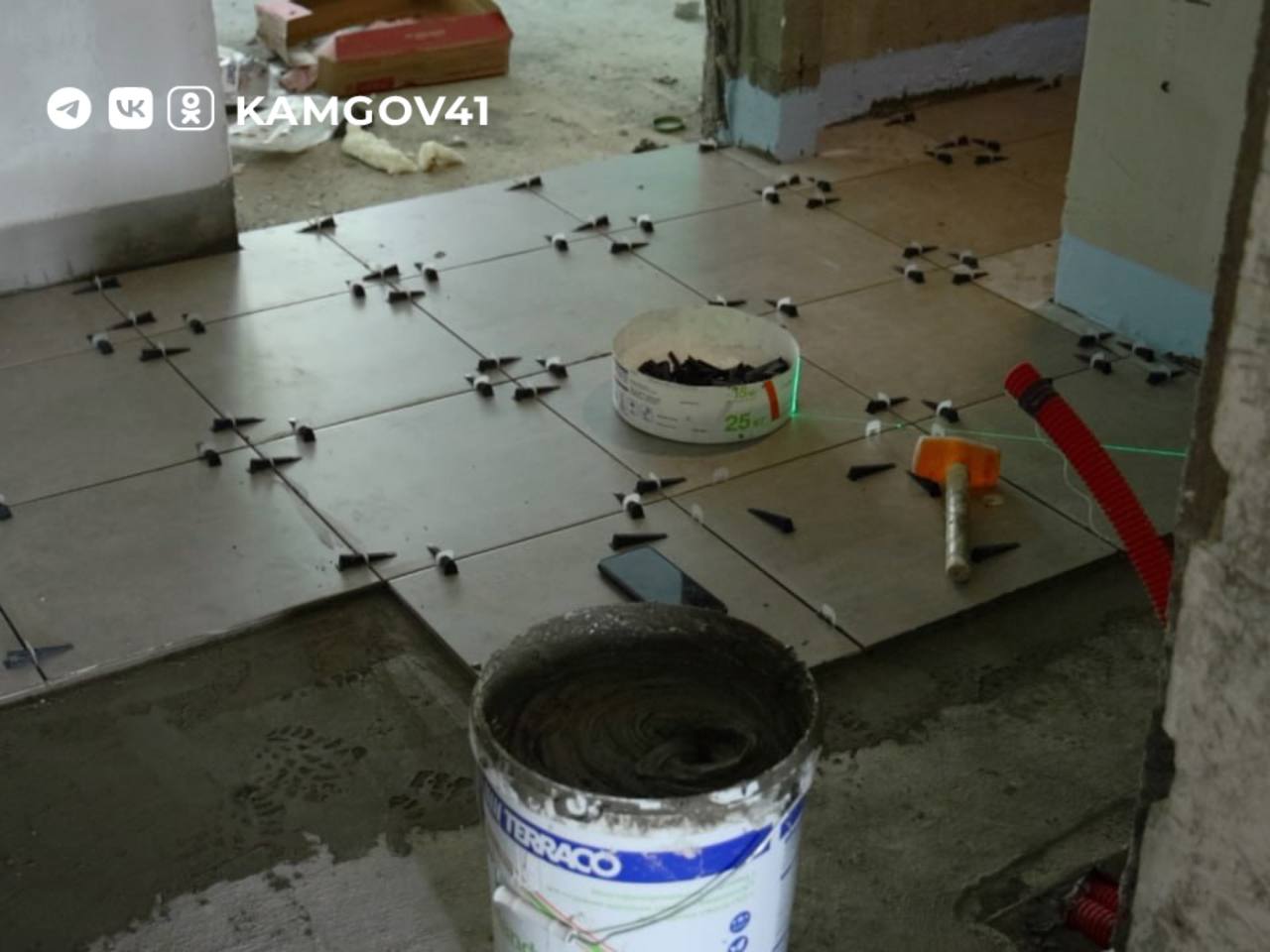 В общежитии Камчатского политехнического техникума идёт капитальный ремонт По поручению главы региона Владимира Солодова ход работ проверила зампред краевого правительства Александра Лебедева. Общежитие не ремонтировалось почти 50 лет. Теперь к 1 сентября обновят жилые секции, кухни, душевые, санузлы и рекреационные зоны. В проектировании участвовали и студенты политеха направления «Архитектура». #камчатка #камчатскийкрай #ремонт #общежитие #поручениеГубернатора #ВладимирСолодов
