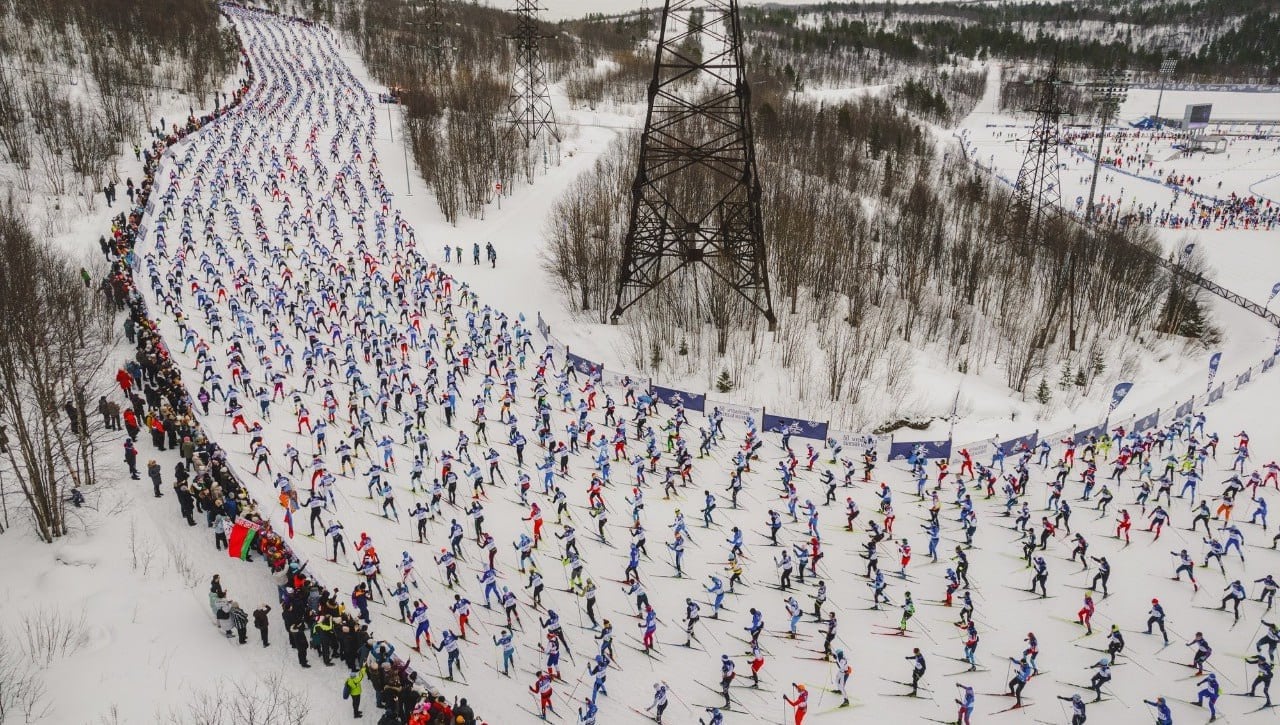 В спортивную программу МАФ-2025 включили Праздник Севера и Всероссийские арктические игры  Об этом сообщили в Фонде Росконгресс. 51-й Мурманский лыжный марафон станет центральным событием Праздника Севера. С 29 по 30 марта состоятся гонки на 25 и 50 километров свободным и классическим стилем. В детском лыжном марафоне примут участие спортсмены 2016-2020 годов рождения.  Фото: правительство Мурманской области    Подпишись — Вести Мурман