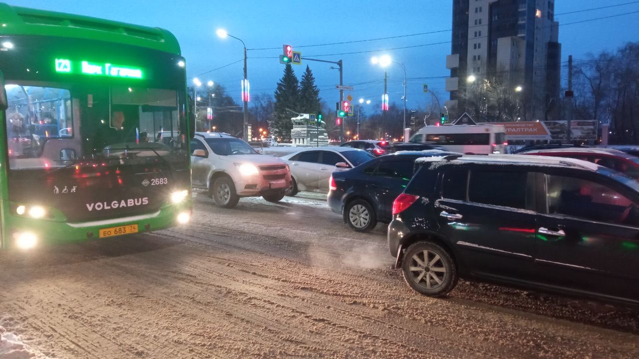 Пробки в Челябинске достигли 8 баллов  Движение транспорта затруднено на проспекте Ленина  Как сегодня добираетесь до работы?    Вести Южный Урал   Челябинск