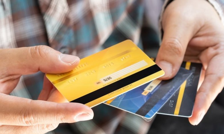 В России прогнозируют двукратный рост числа выявленных дроп карт в 2026 году Число выявленных карт дропперов и номеров телефонов привязанных к банковским счетам задействованным для незаконного вывода денег составит 1 1 2 млн штук почти вдвое больше показателя 2025 года считают в Информзащите Прогноз связан с расширением признаков подозрительных операций Банки идентифицируют в качестве подозрительных большее число трансакций Также внедряется система Антифрод Эксперты предупреждают что дропперы могут использовать карты банков маркетплейсов чаще остальных из за упрощенной процедуры их выпуска Это создает у мошенников ложное впечатление о том что такие карты менее опасные fatcat18