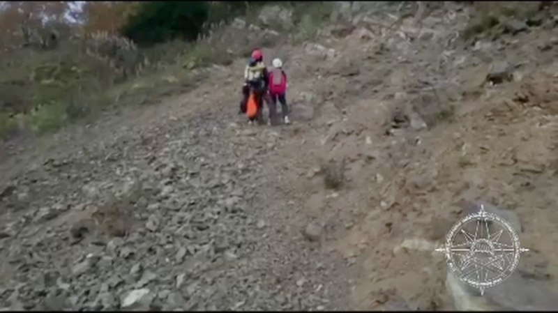 Юным камчатским скалолазам не покорилась Никольская сопка В Петропавловске Камчатском спасатели оказали помощь двум подросткам решившим покорить Никольскую сопку сообщили РАИ КАМЧАТКА ИНФОРМ в краевом управлении МЧС Информация о происшествии поступила спасателям вечером 3 октября Подростки 12 и 15 лет застряли метрах в 30 35 от вершины и не могли самостоятельно ни подняться наверх ни спуститься со склона сопки На страховке один из спасателей спустился к ним и захватив детей уже через несколько минут был у подножья По завершении операции с покорителями сопки была проведена профилактическая беседа В МЧС в очередной раз напомнили что доступность Никольской сопки обманчива Кажется что подняться на неё очень легко Однако ближе к вершине склон превращается в груду сыпучих камней Читать на сайте   kamchatinfo com news incidents detail 73464