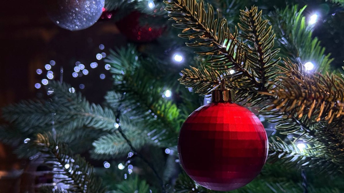 Самарские женщины ждут Новый год больше чем мужчины 3 жителей Самары вообще не испытывают симпатии к Новому году Любят но без особого энтузиазма этот праздник 25 самарцев и 30 тольяттинцев Также 26 населения обоих городов относятся к празднику без особых эмоций В любви к новогодним праздникам женщины признавались чаще мужчин которые склонны демонстрировать нейтральное отношение к торжествам ГТРК Самара MAX lВК lОК lСАЙТ