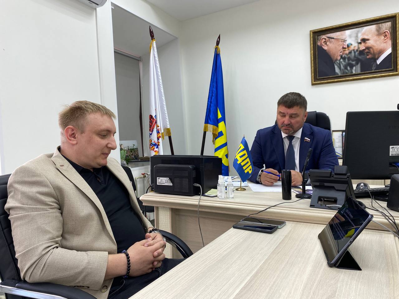 В рамках Всероссийского приёма граждан провёл встречу в Нижнем Новгороде. Жители обращались по разным вопросам: ЖКХ, состояние дорог, бизнес-планы по улучшению качества жизни. Отдельное внимание— обращениям участников СВО: реабилитация, выплаты от государства, помощь в социализации и другие проблемы. Уже завтра выезжаю в садовые товарищества, чтобы на месте оценить ситуацию, пообщаться с жителями и при необходимости подготовить обращения. 20–21 июня такие встречи проходят по всей Нижегородской области. Диалог с людьми— основа моей работы: только так можно оперативно выявлять проблемы и находить решения!