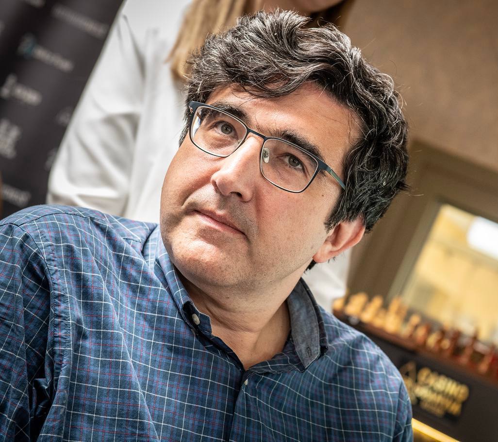 ФИДЕ официально подала жалобу на Владимира Крамника в комиссию по этике Дело Крамника Народицкого Навары продолжается ФИДЕ подала официальную жалобу в комиссию по этике Причиной стали неоднократные обвинения Владимира Крамника в адрес Даниэля Народицкого и Давида Навары Иоландер Персо председатель комиссии ФИДЕ по этике и дисциплине После подачи жалобы председатель Комиссии по вопросам этики рассматривает её на предмет приемлемости В случае одобрения жалобы председатель формулирует обвинение и направляет дело в Палату первой инстанции которая затем уведомляет обе стороны о регистрации Ответчик уведомляется о начале дисциплинарного производства и в течение трех недель может предоставить свой ответ и любые подтверждающие документы Если необходимо получить дополнительную информацию может состояться повторный обмен заявлениями при этом каждой стороне предоставляется до двух недель на ответ После рассмотрения всех материалов коллегия проводит закрытое совещание и выносит решение ФИДЕ подтверждает свою приверженность прозрачному справедливому и независимому процессу этической экспертизы Комиссия по этике рассмотрит жалобу в соответствии с Кодексом этики и дисциплины ФИДЕ и его процедурными правилами Любой результат включая возможные санкции будет объявлен Комиссией в установленном порядке новости