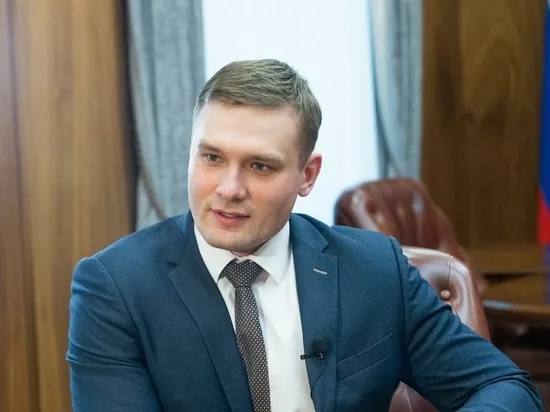 А губернатор Хакасии Коновалов боец: завернул закон о муниципальной реформе, принятый "Единой Россией" в республиканском парламенте.  «Считаю, что депутаты поторопились принять закон именно в таком виде, в итоге он вышел непродуманным. Он ограничивает доступность власти для населения республики, принят без учета мнения большинства сельских жителей», - заявил Коновалов.  По его словам, при принятии закона Верховный совет Хакасии не соблюдал порядок согласования документа с органами местного самоуправления, не были проведены публичные слушания, не представлено финансово-экономическое обоснование предполагаемых расходов, не проанализированы бюджетные, хозяйственно-управленческие, социальные последствия.  Глава парламента Сергей Сокол уже пообещал преодолеть вето губернатора. Сокол наоборот утверждает, что закон о переходе на одноуровневую систему МСУ был принят в интересах большинства жителей села.   Интересно, последует ли какая реакция от федеральных властей. Коновалов хоть и мешает принятию закона, но делает это аргументировано и при поддержке местного населения. В то время как Верховный совет Хакасии решил не играть в демократию: раз закон спущен из федерального центра, нечего тратить время и силы на его продвижение в народе.