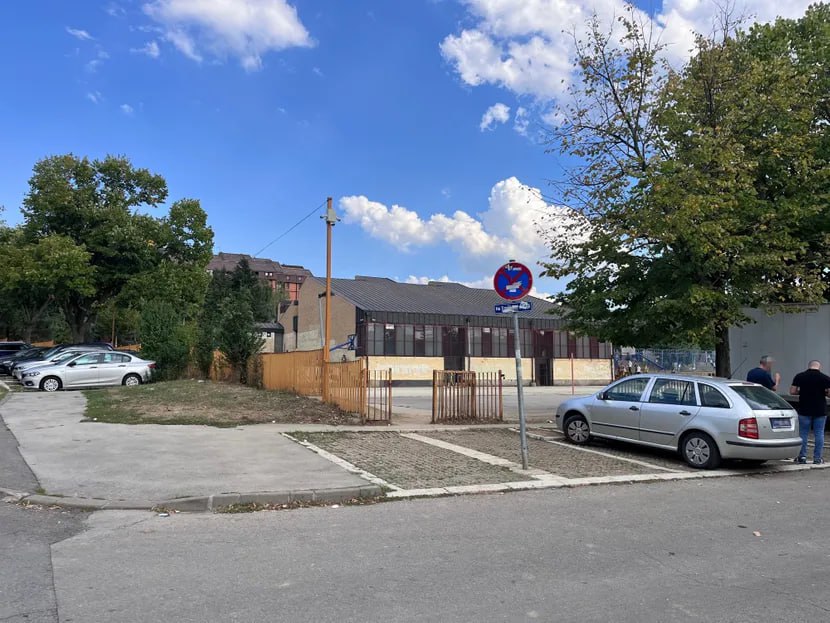 В Чукарице на детей упал школьный забор В школе Уједињене нације около 14 00 рухнул забор в результате чего пострадала шестилетняя девочка учащаяся в первом классе во вторую смену Мать отвезла девочку к школьному двору села в машину и тут забор упал на школьницу Мать немедленно отвезла свою дочь в больницу Девочка в сознании Обстоятельства приведшие к травме ребенка мы выясним позже директор школы Telegraf также располагает информацией о пострадавшем мальчике на два года старше По данным этих журналистов у обоих детей диагностированы переломы конечностей Полиция находится на месте происшествия и проводит расследование Новости Белграда интересно полезно актуально   Поддержать канал происшествия Чукарица дети