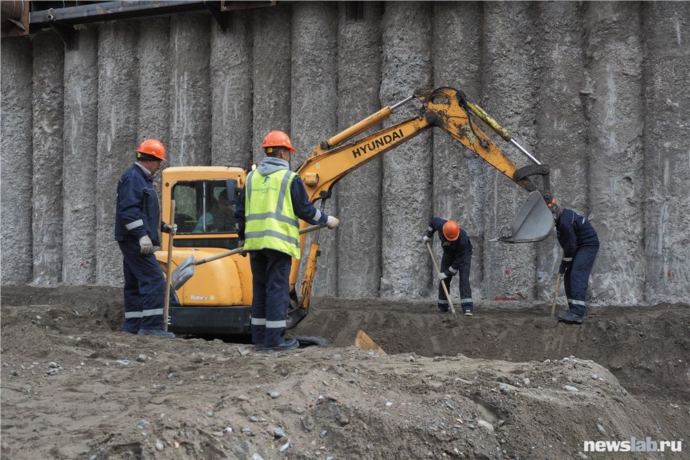 Подтверждено наличие долгов по зарплате перед строителями красноярского метро Прокуратура рассказала о первых результатах проверки информации о невыплате заработной платы работникам занятым на строительстве объектов красноярского метрополитена Установлено что один из субподрядчиков ООО БТС Красноярск заключил договор на транспортировку и утилизацию грунта с ООО ТД Ангара которое привлекло к оказанию услуг перевозки индивидуального предпринимателя При этом одна фирма не рассчиталась с другой за выполненные работы В результате образовалась задолженность по заработной плате перед работниками 10 сотрудников индивидуального предпринимателя не получили 500 тыс рублей а 39 работников ООО ТД Ангара 1 2 млн рублей в качестве аванса за декабрь рассказали в надзорном ведомстве В настоящее время проводится проверка исполнения трудового законодательства в ООО БТС Красноярск и ООО ТД Ангара в ходе которой будет дана полная оценка соблюдению прав работников Руководителю ООО ТД Ангара объявлено предостережение о недопустимости нарушения трудового законодательства В его отношении будет возбуждено административное дело Компании ищут кредитные средства для скорейшего погашения долгов по зарплате Newslab в ТГ МАХ ОК ВК Дзен Буст