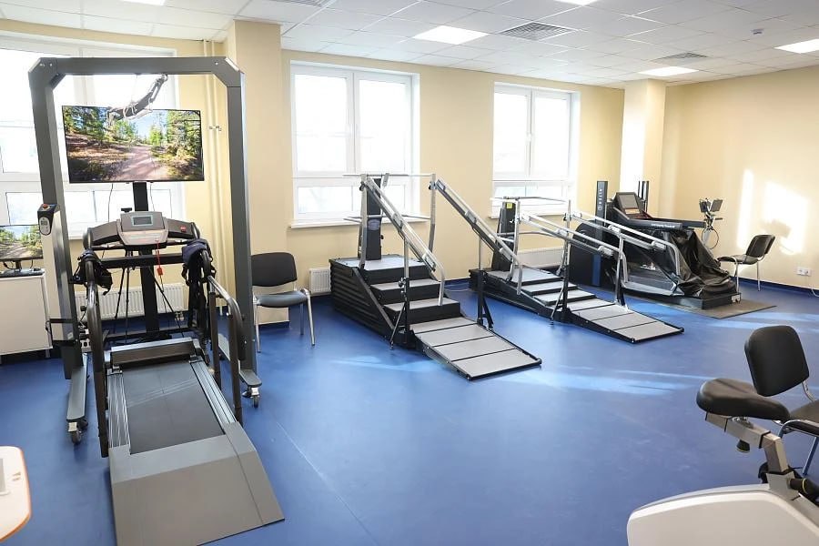 Волгоградские клиники получат 67 единиц реабилитационного оборудования в 2026 году 52 единицы оборудования направят Михайловской ЦРБ шесть единиц клинической больнице 4 семь больнице 15 еще два госпиталю ветеранов войн Для оказания помощи пациентам закуплены столы и кушетки для физиотерапии и массажа аппараты для электромиостимуляции и гальванизации ультрафиолетовые облучатели для фототерапии лазерные и ультразвуковые терапевтические системы тренажеры для восстановления ходьбы велоэргометры мобильные рамки для разгрузки веса при ходьбе массажеры системы подъема и перемещения больничные кровати с электроприводом и другое Подписаться Перейти на сайт MAX