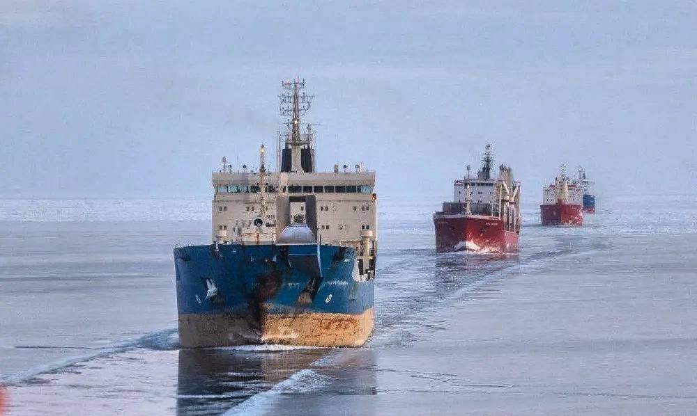 Пусан и Владивосток обсудили сотрудничество по Северному морскому пути Власти Пусана и Владивостока обсудили перспективы логистического сотрудничества в рамках Северного морского пути С 21 по 26 октября делегация из Южной Кореи посетила ключевые хабы Хуньчунь и Владивосток для изучения инфраструктуры и возможностей экспорта Власти Пусана провели переговоры с Владивостоком о возможном логистическом сотрудничестве в контексте Северного морского пути О данном обсуждении сообщили в администрации второго по величине города Южной Кореи С 21 по 26 октября Пусан направил специальную делегацию в китайский город Хуньчунь расположенный на границе с Приморским краем а также во Владивосток Эти города по мнению южнокорейской стороны являются ключевыми логистическими центрами соединяющими Европу и Азию Власти Пусана намереваются усилить сотрудничество в сфере логистики и внести вклад в освоение евразийских экспортных маршрутов готовясь к эре арктических морских путей В состав делегации вошли представители городского правительства Пусанского института экономического развития Института морского дела и рыболовства а также транспортных компаний Они изучили инфраструктуру и транспортные системы чтобы выяснить возможность продвижения на евразийские рынки через Северный морской путь в котором Пусан мог бы участвовать Отправка делегации по логистическим вопросам это проактивная подготовка к эпохе арктических морских путей Это разработка стратегических планов по укреплению конкурентоспособности Пусана в сфере логистики в будущем отметил директор управления по цифровой политике правительства Пусана Ким Бон Чхоль Этой весной во время предвыборной кампании в портовых городах президент Южной Кореи Ли Чжэ Мён заявлял о необходимости участия Сеула в Северном морском пути в будущем Южнокорейские власти считают что порты страны включая Пусан могут стать перевалочными пунктами для этого маршрута В конце сентября российский торговый представитель в Сеуле Алексей Сапетко также подчеркнул что Россия открыта для сотрудничества с Южной Кореей по данному морскому пути