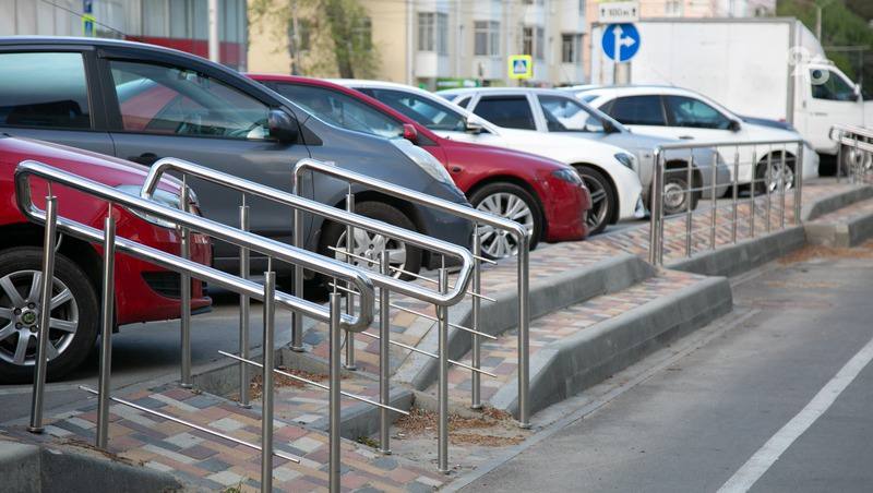 Первые штрафы за нарушение правил платной парковки выписали в Кисловодске  Двое водителей получили первые в городе административные штрафы за неоплату стоянки на коммерческой парковке по ул. Кирова. Постановления об этом вынесла городская административная комиссия.    «В условиях большого количества транспорта ежегодно въезжающего на территорию города, введение платных парковок — это необходимый шаг для упорядочивания парковочного пространства и сокращения числа машин на улицах», — заявил глава Кисловодска Евгений Моисеев.