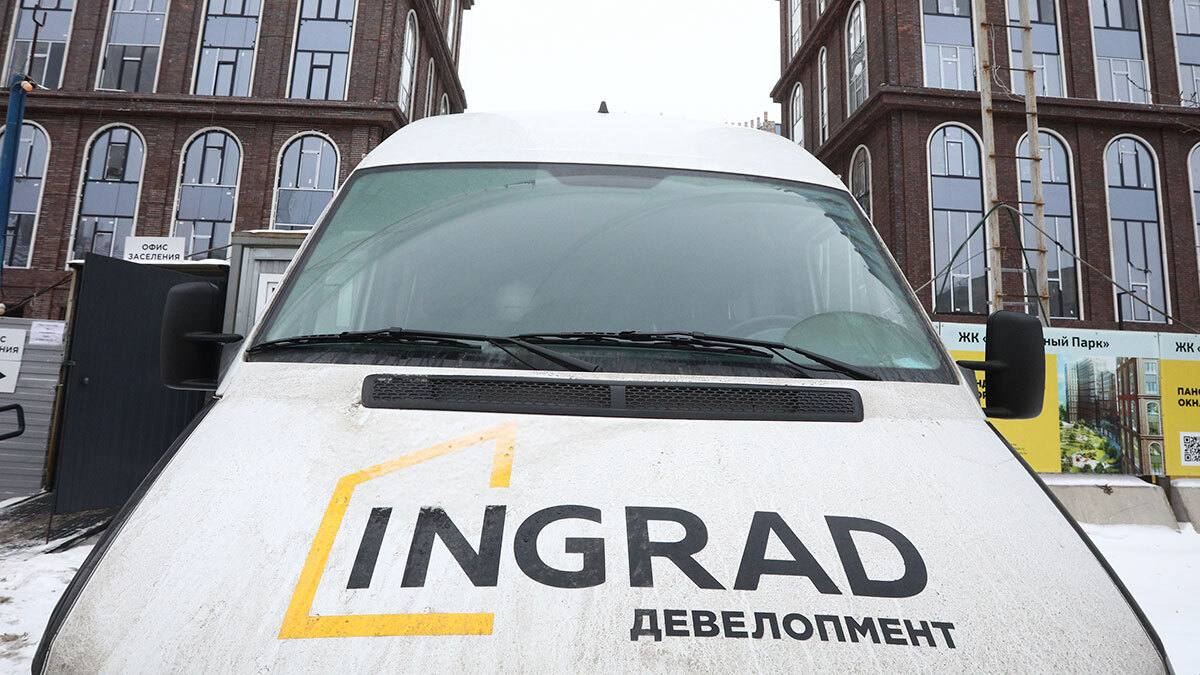 Sminex продолжает распродавать наследие Инграда   На этот раз девелопер выставил на продажу землю в Московской области стоимостью 5 2 млрд рублей Компания перепрофилировала часть своих активов в Клинском и Дмитровском районах под добычу древесины песка и щебня Средняя стоимость участков под сельхоздеятельность составила 220 тыс рублей за га Земли с лесом оценили в 350 тыс за га с песком в 2 9 млн рублей Всего в портфеле бывшего Инграда 13 тыс га земель в городских округах Клин Дмитров и Мытищи в 25 105 км от Москвы Основной объём 12 6 тыс га земли сельхозназначения Треть земель Инграда уже арендуют местные крупные профессиональные хозяйства Остальные угодья девелопер вводит в оборот и поддерживает в оптимальном состоянии для ведения с х деятельности Ранее мы писали о том что Sminex выставил на продажу 13 тыс гектаров земель Инграда Справочно По данным Всeостройке pф Sminex занимает 22 е место в Москве по объему текущего строительства жилья    Всё о стройке в MAX