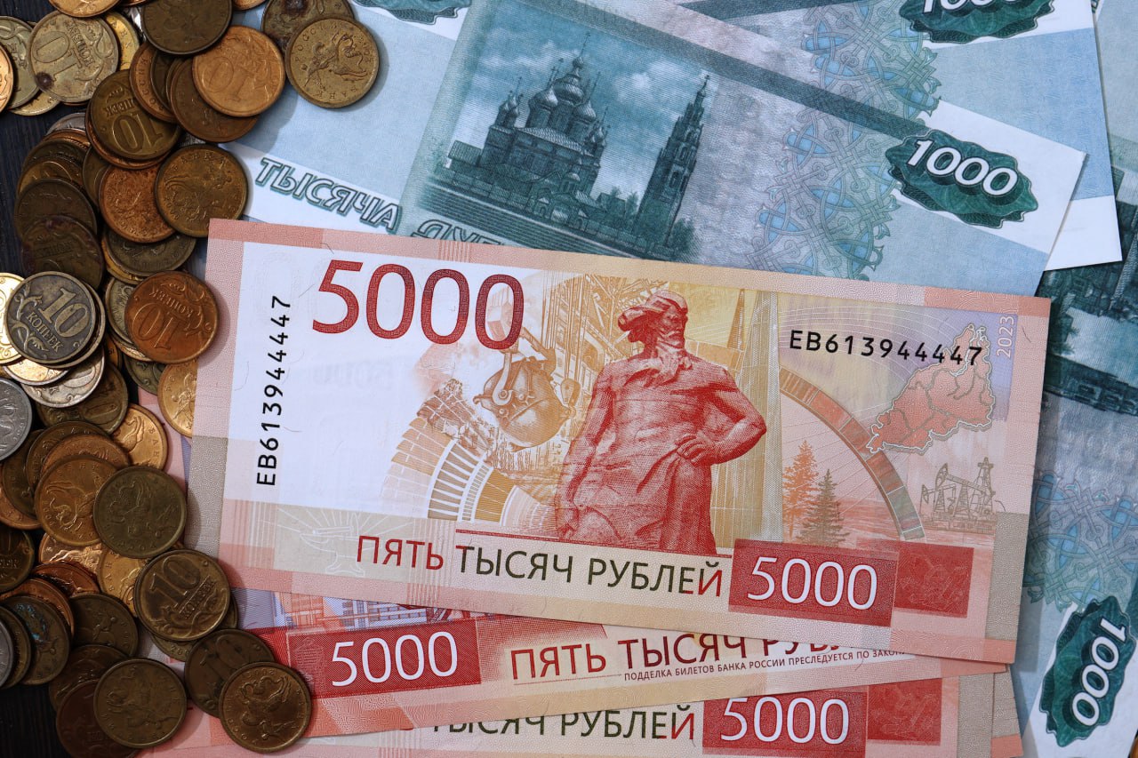 Размеры вкладов челябинцев за год выросли почти на 20 По состоянию на 1 января 2026 года в среднем один житель Челябинской области хранит на вкладах 311 тысяч рублей эта сумма в 5 8 раза больше номинального среднемесячного дохода За год этот показатель увеличился на 19 2 По объему вкладов на душу населения Южный Урал занял 46 место по России Лидером всероссийского списка стала Москва где в среднем один житель держит под процентами в банке 1 миллион 843 тысячи рублей Второе и третье место у Санкт Петербурга и Ненецкого автономного округа 1 042 миллиона и 735 тысяч рублей А топ 5 закрыли Магаданская и Мурманская области в которых средний объем вкладов равен 701 тысячи и 600 тысячам рублей Подписаться на vecherchel   Поддержать Читать в Мах