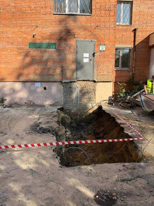 В пензенских библиотеках устанавливают пандусы для маломобильных жителей. Сейчас работы идут в пяти учреждениях, а всего до конца лета планируют обновить 15 культурных объектов. Конструкции будут с поручнями и нескользящим покрытием, чтобы люди на колясках могли спокойно и безопасно попасть внутрь без посторонней помощи. На проект выделили чуть больше 12 миллионов рублей из городского бюджета. Рабочие обещают закончить ремонт до конца августа. Подписаться Прислать новость