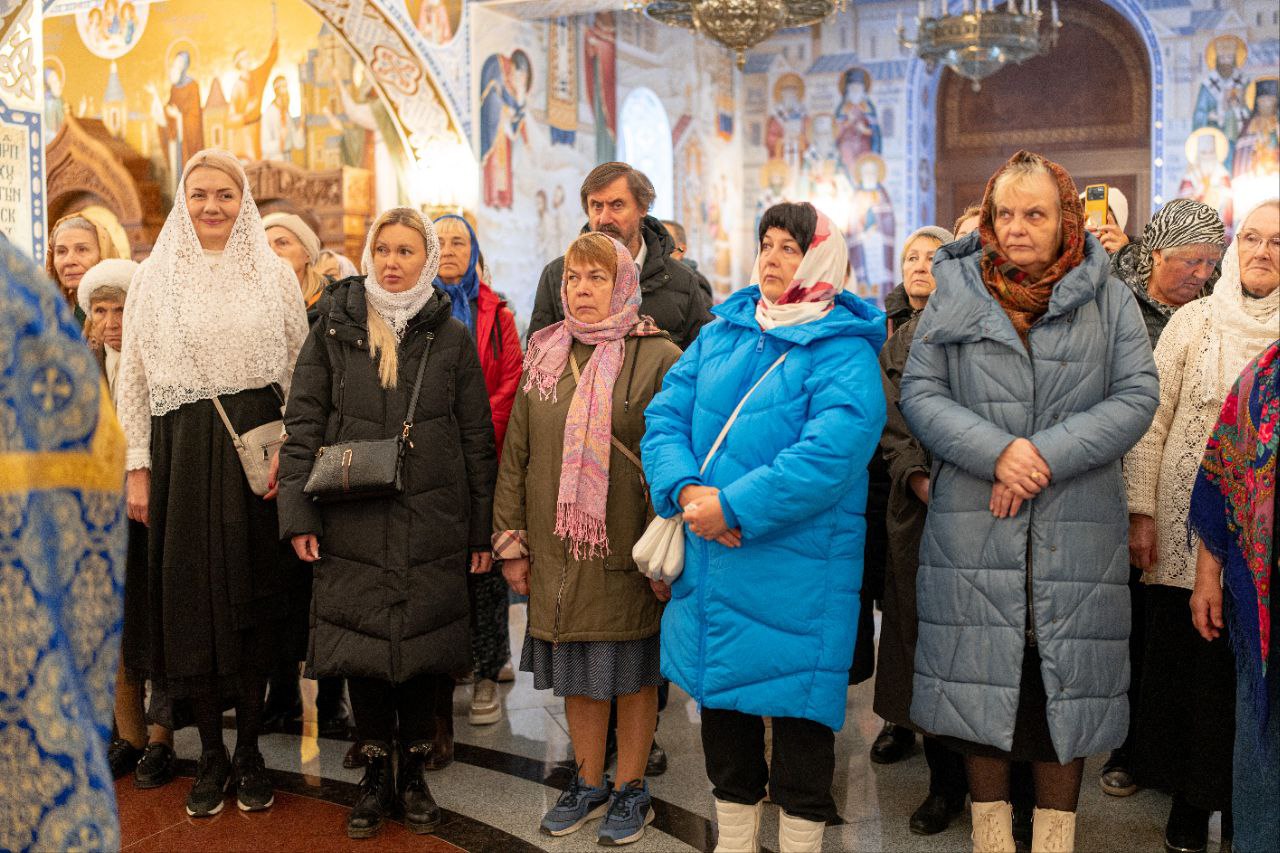 В Анапе провел божественную литургию епископ Новороссийский и Геленджикский Преосвященнейший Сергий  Богослужение состоялось в храме Святого Равноапостольного Великого князя Владимира в честь Дня введения во храм Пресвятой Богородицы. В литургии приняли участие казаки и ученики казачьих классов, прихожане храма.   День введения во храм Пресвятой Богородицы православные христиане отмечают 4 декабря. Это один из 12 главных церковных праздников. Он символизирует начало особой миссии Девы Марии, будущей Богоматери, в спасении человечества. День введения во храм Пресвятой Богородицы имеет не только религиозное, но и культурное значение, подчеркивает важность традиций, веры и духовного воспитания.