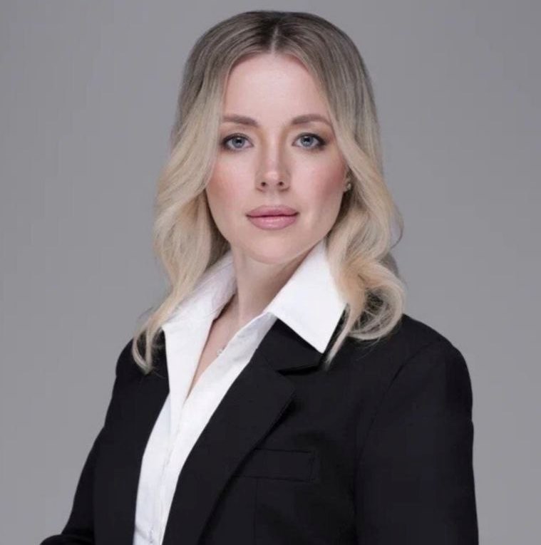 Вот и первое в наступившем году большое назначение в Хабаровском крае В регионе появился министр туризма Освободившийся осенью прошлого года пост снова заняла женщина вице председатель новосибирского отделения Опоры России Марина Ярцева Рассказал об этом председатель новосибирского отделения Опоры Игорь Салов Марина наш новосибирский предприниматель руководитель промышленного предприятия В общественной работе она вице председатель Новосибирского отделения Она руководит комитетом по промышленности и создала уникальный центр экспертизы Правда все это было в недавнем прошлом Теперь Марина министр Теперь посмотрим надолго ли министр Марина останется на Дальнем Востоке Ведь чтобы ее приняли и полюбили в Хабаровском крае сначала ей нужно самой полюбить Хабаровский край Особенно когда дело касается туризма