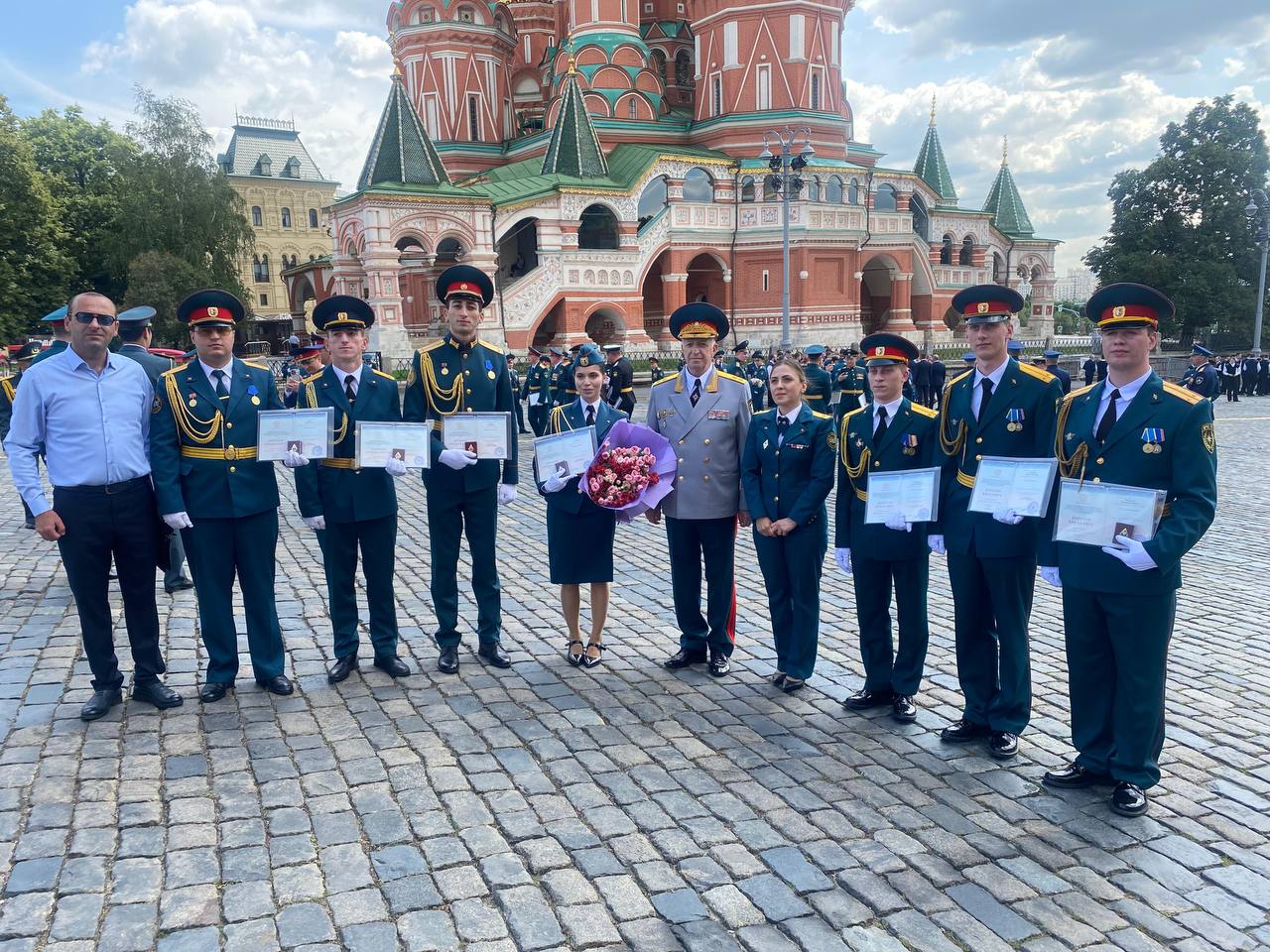 Выпускникам из Абхазии, окончившим академии МЧС России, торжественно вручили дипломы на Красной площади в Москве. Дипломы и нагрудные знаки вручал министр по чрезвычайным ситуациям республики Лев Квициния. Анна Латария окончила Академию государственной противопожарной службы МЧС РФ на красный диплом. Там же успешно завершили учебу Айнар Пачулия, Эрик Квициния и Даут Чолокуа. Академию гражданской защиты успешно окончили Андрей Гвинджия, Дамей Джишкариани, Даниил Лагвилава.