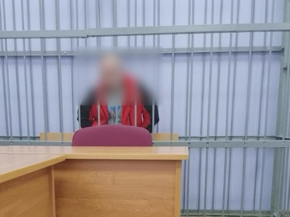Экс-начальник отдела «РКЦ ЖКХ» из Няндомы уезжает отбывать срок за взяточничество Чиновник признан виновным в получении взяток и подлоге. Пресс-служба областной прокуратуры сообщает, что несмотря на небольшую сумму поборов, обвиняемый приговорён к реальному сроку. Товарищ отвечал за исправление осужденных, приговоренных к обязательным работам в его организации. Те, кто трудиться на благо общества не хотел, заносили ему от 15 до 45 тысяч рублей и могли идти по своим делам. Начальник отдела же вносил в табели отработанные часы, направлял их во ФСИН и со временем нарушители снимались с учета, не отработав положенного времени. Всего таким образом чиновнику удалось заработать 132 тысячи рублей. Приговором суда по совокупности преступлений начальнику отдела «РКЦ ЖКХ» назначено наказание в виде лишения свободы сроком на 5 лет с отбыванием в колонии общего режима со штрафом в размере 500 000 рублей. Фото пресс-службы областной прокуратуры