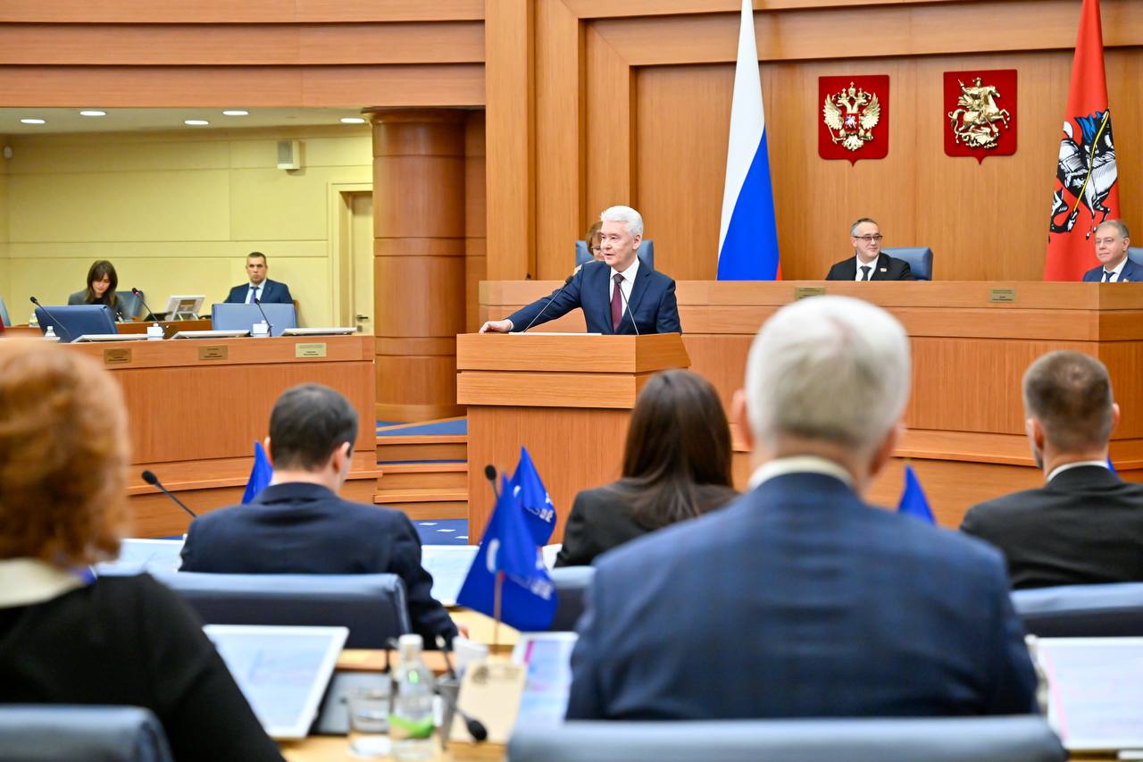 Представил депутатам Мосгордумы отчёт о результатах работы Правительства Москвы в уходящем году и планах на будущий Главное мы ни на шаг не отступили от стратегических целей развития города и сегодня по размеру экономики уверенно занимаем второе место среди крупнейших мегаполисов мира По итогам 2025 года объём инвестиций из всех источников финансирования должен превысить колоссальные 9 трлн рублей Что необходимо для сохранения устойчивого развития экономики в последующие годы Прежде всего создавать современные промышленные площади уже сегодня в городе их больше 13 млн квадратов Через 5 лет мы планируем удвоить площади Особый акцент сделаем на производстве микроэлектроники и медицинских препаратов Продолжим развивать информационные технологии Эта отрасль выросла в 2 раза за 5 лет Её доля в городской экономике порядка 10 Вклад креативных индустрий в ВРП Москвы также превысил 10 В этом году мы завершили второй этап создания кинопарка Москино и открыли технопарк индустрии видеоигр в Сколково Создадим в Москве один из крупнейших в мире кластеров производства кино медиа видеоигр и анимации Одним из главных драйверов современной экономики является туризм 2025 й год скорее всего станет рекордным по туристическому потоку и Москву посетят порядка 26 5 миллиона туристов В градостроительстве переходим от отдельных проектов к реализации комплексной программы развития В городе не должно остаться заброшенных территорий На их месте появятся современные комфортные кварталы помогают программы КРТ и реновации Ключевые задачи транспортной стратегии доступность рельсового каркаса и наземного транспорта для максимального числа горожан повышение качества подвижного состава улучшение ситуации на дорогах снижение вредного воздействия транспорта на окружающую среду И конечно продолжаем активное развитие метро Цель здравоохранения создать лучшую в мире систему массового и доступного медобслуживания Мы переходим к реальной проактивной медицине когда важнее предупредить развитие заболевания чем реагировать на случившуюся клиническую ситуацию Продолжим полное обновление материально технической базы горбольниц и поликлиник широкое внедрение современных медтехнологий правильную организацию медпомощи О нашем подрастающем поколении Стратегическая задача московского образования максимально высокое качество и доступность выявление и поддержка талантов В этом году ребята показывали отличные результаты на всевозможных олимпиадах Чтобы их поддерживать и дальше мы продолжим делать образовательную среду максимально современной за счёт реконструкции значительной части образовательной инфраструктуры Москвы Вторая важнейшая задача постоянное совершенствование учебного процесса И самый масштабный проект ближайших лет это конечно модернизация системы среднего профессионального образования В сфере социальной поддержки взяли под особую защиту семьи военнослужащих добровольцев контрактников и мобилизованных москвичей Сейчас всё больше внимания уделяем ветеранам СВО возвращающимся к мирной жизни Для создания комфортной городской среды на ближайшие годы запланированы несколько больших проектов Среди них строительство пешеходных мостов которые свяжут Крылатское с Филёвской и Мнёвниковской поймами а также благоустройство самих Мнёвников и территории Гребного канала комплексная очень бережная реабилитация национального парка Лосиный остров модернизация объектов летнего и зимнего отдыха Подробнее о планах на mos ru Подписаться на MAX