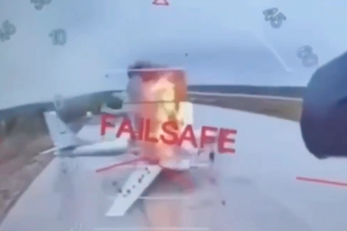 Следствие нашло стрелочников в деле об атаке дронов на российские аэродромы Обвиняемыми по делу об ударе беспилотников по российским тыловым аэродромам стали четверо дальнобойщиков Речь о той самой операции Паутина в июне прошлого года Им вменили теракт совершенный группой лиц по предварительному сговору повлекший значительный ущерб п а в ч 2 ст 205 УК РФ Сами дальнобои вину отрицают Дело похоже на подрыв Крымского моста где до реальных организаторов и исполнителей не дотянуться а кого то жестко наказать надо Вот и попадаются под прицел следаков простые работяги которые и знать не могли что же везут на самом деле Из за этого работа в сфере логистики и грузоперевозок становится почти что игрой в русскую рулетку