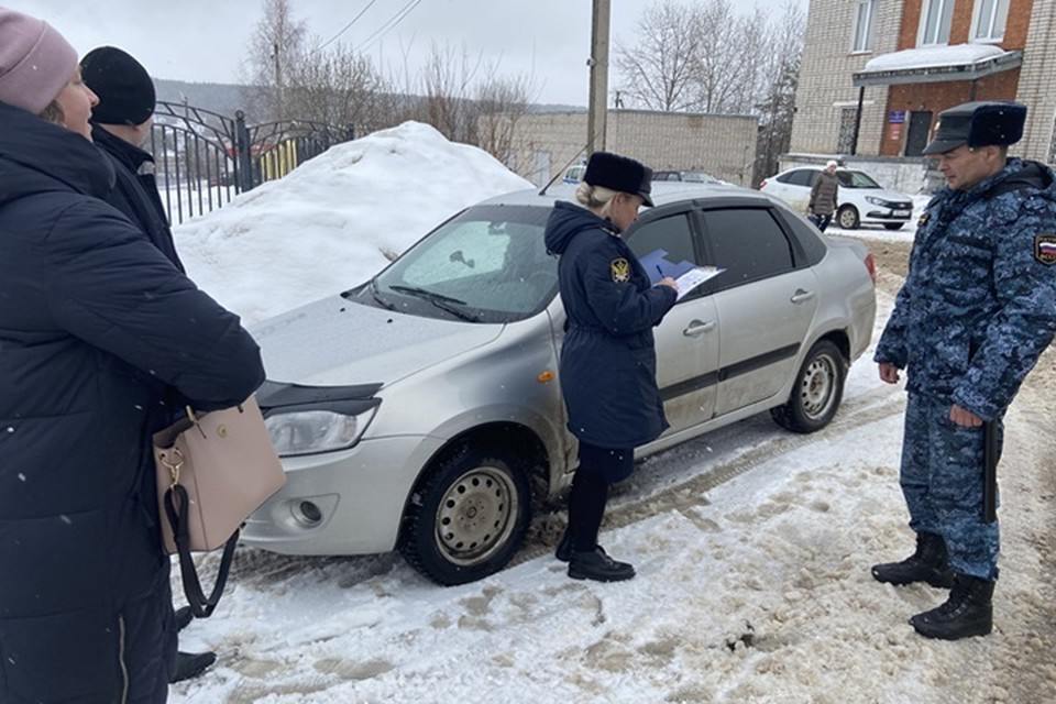 Конфискованные у пермяков автомобили отправили на СВО   Судебные приставы Пермского края за 2024 год передали Минобороны РФ 32 машины. Эти транспортные средства были конфискованы у пермяков, которые использовали их в преступных целях.   Военнослужащие получат  внедорожники и кроссоверы Toyota и Nissan, изъятые у водителей, которых осудили за повторную езду в состоянии опьянения. В зоне СВО также востребован транспорт для перевозки людей и грузов. Для этих целей приставы отправили  микроавтобус Volkswagen Caravelle, грузовик «КамАЗ» и автотопливозаправщик «НефАЗ».     Подпишись на «КП-Пермь»