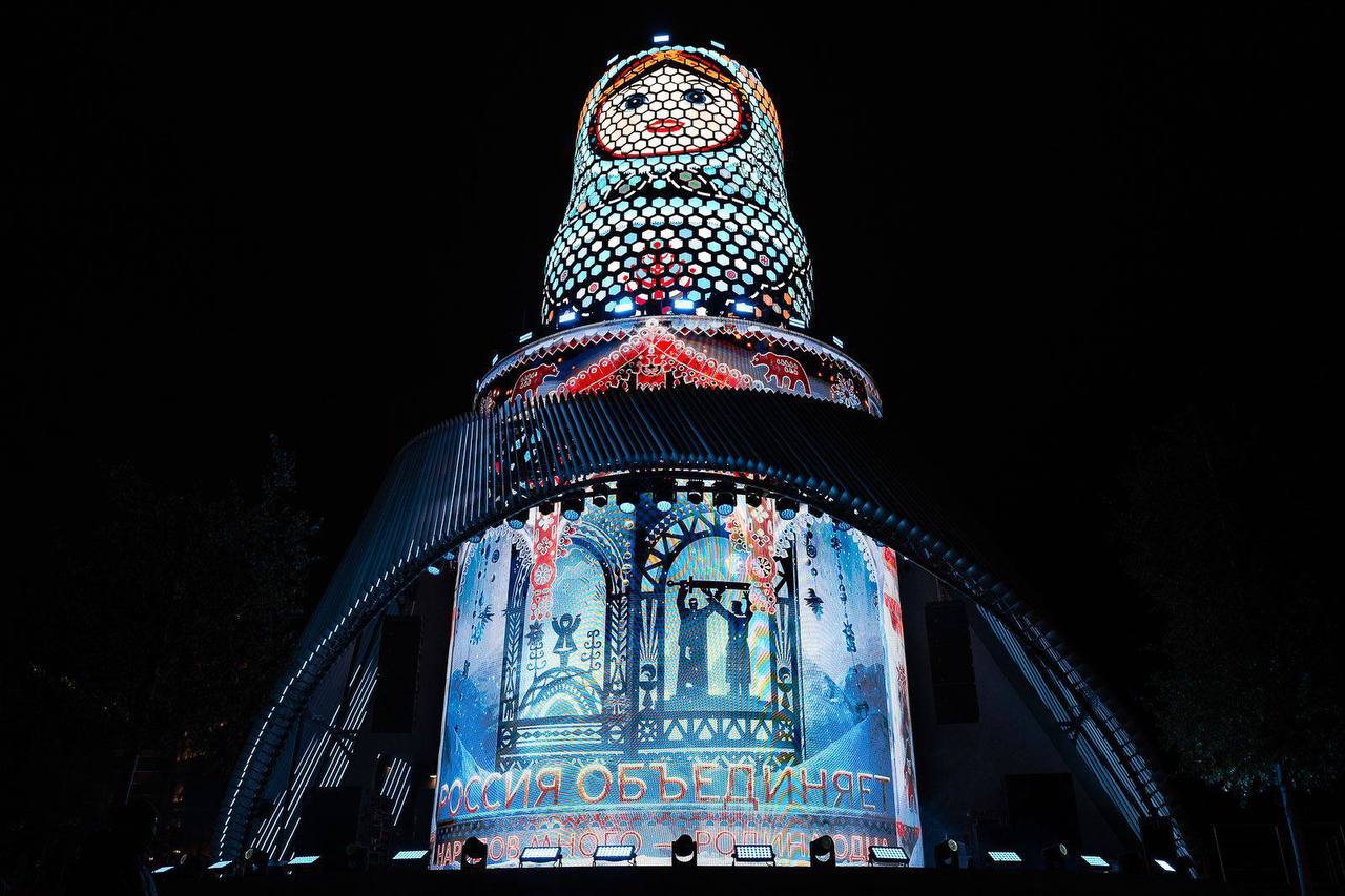 Познакомиться с географией и культурой России в необычном формате можно в парке Зарядье Там на Матрешке Москвы показывают вечернюю познавательную программу в которой собрали символы разных регионов нашей страны главные достопримечательности Казани горные пики Кавказа северное сияние и многое другое 18 00 19 00 20 00 Ежедневно кроме понедельника