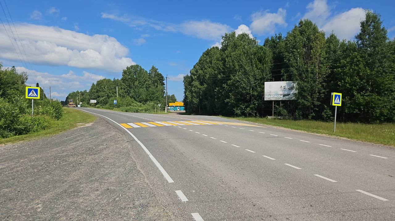 После прокурорского вмешательства в селе Каргасок Томской области отремонтированы дороги на двух улицах   На личный прием к прокурору региона Сергею Ломакину обратился житель села Каргасок Томской области с жалобой на плохое состояние дорог на улицах Красноармейская и Советская.    По поручению главы регионального надзорного ведомства прокуратурой Каргасокского района организована проверка, которая показала, что дороги действительно не соответствуют требованиям безопасности из-за множества выбоин и просадок.  При этом администрация Каргасокского сельского поселения заключила контракт с коммерческой организацией на ямочный ремонт, но подрядчик не выполнил свои обязательства в срок.  Прокуратура внесла директору подрядной организации представление.    После прокурорского вмешательства контрактные обязательства по ремонту дорог исполнены.