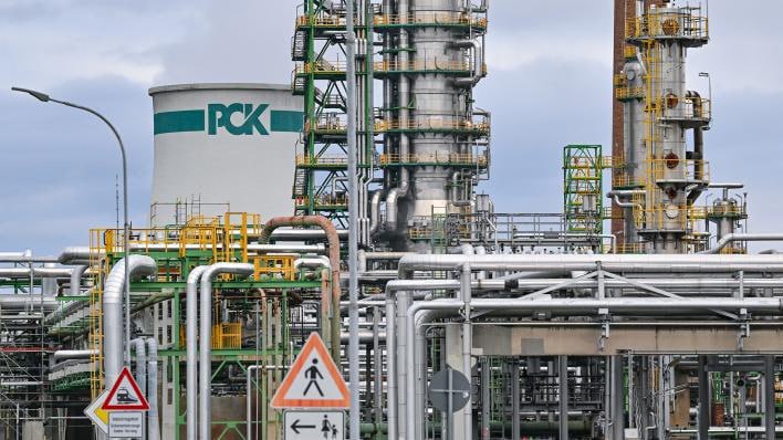 Россия не возражает против увеличения поставок нефти из Казахстана в Германию Президент Транснефти Николай Токарев считает реалистичным увеличение поставок нефти до 2 5 млн тонн в год передает Интерфакс Пока предметных детальных разговоров не было но в предварительном порядке мы такую перспективу обсуждали Она реальна сказал он За 9 месяцев 2025 года объем поставки казахстанской нефти на нефтеперерабатывающий завод в Шведт составил 1 5 млн тонн или 166 6 тыс тонн в месяц В планах КМГ увеличить поставки нефти в Германию с 100 тыс до 130 тыс тонн kursivm kursiv news
