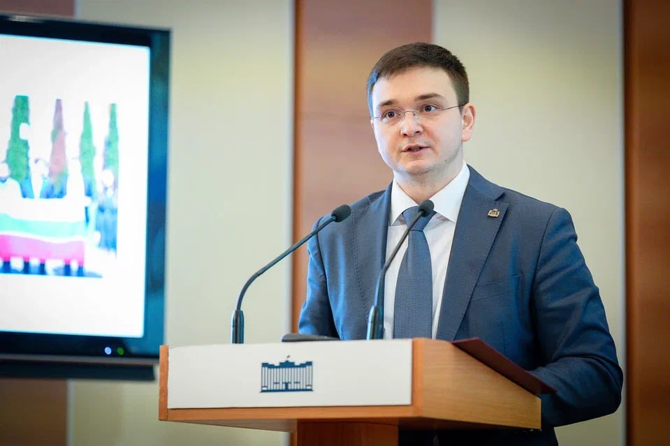 По инициативе Молодежного парламента при Государственной Думе в России будет создана единая система распределения мест в общежитиях а студенческие семьи получат отдельный жилой фонд в каждом вузе Во втором чтении Государственная Дума приняла законопроект позволяющий совершенствовать систему предоставления мест в общежитиях вузов С инициативой выступил Председатель Комиссии Молодежного парламента при Государственной Думе по вопросам семьи труда и охране здоровья Илья Черданцев При поддержке Комитета Государственной Думы по молодежной политике становится возможным Министерство науки и высшего образования и Министерство просвещения получит право устанавливать общий порядок предоставления мест в общежитиях Будет создан механизм позволяющий студенческим семьям получать отдельные помещения в общежитиях высших учебных заведений Мы уверены что новая система позволит более эффективно использовать места в общежитиях и обеспечит жильем студентов и студенческие семьи которые в этом действительно нуждаются Артём Николаев Подписаться