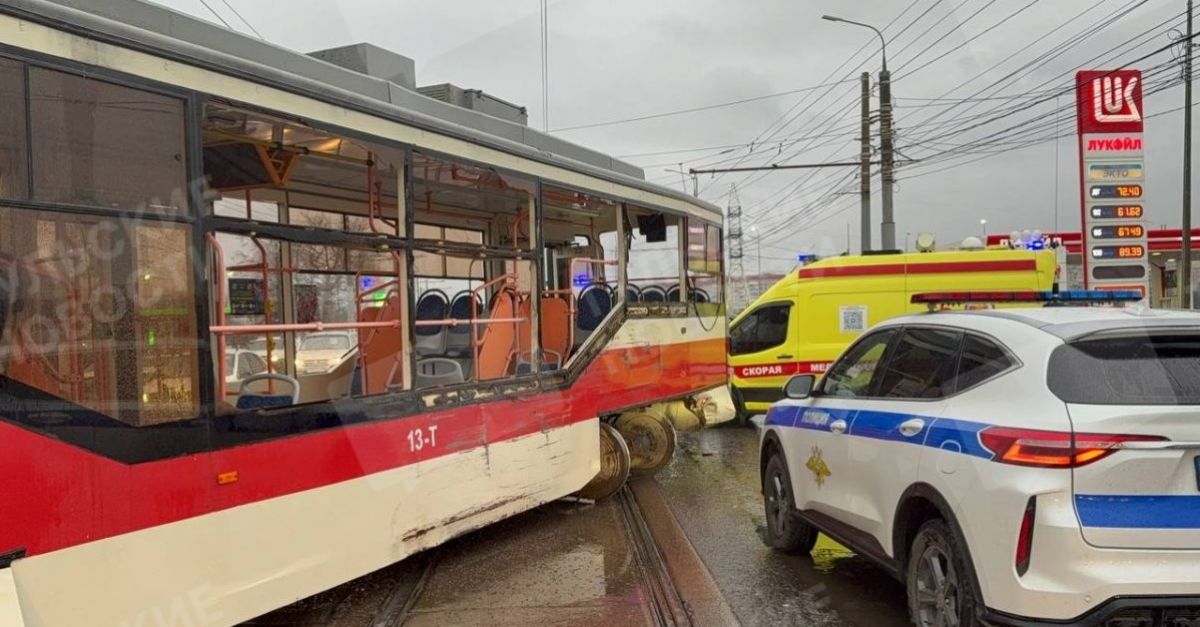 Кто ответит за трагедию на Пролетарском мосту Антология событий и мнений   newstula ru fn 1785925 html 2 5 месяца назад туляков потрясло известие о трагедии на Пролетарском мосту в результате столкновения двух маршруток легковых авто и трамвая погибли пятеро человек пострадало 25 Инцидент ожидаемо вызвал резонанс Вопрос об ответственных буквально витал в воздухе Как аппарат чиновников ответит на него и не соскочит ли дело с бюрократических рельс остается лишь наблюдать   Прислать новость Подписаться   Мы в MAX